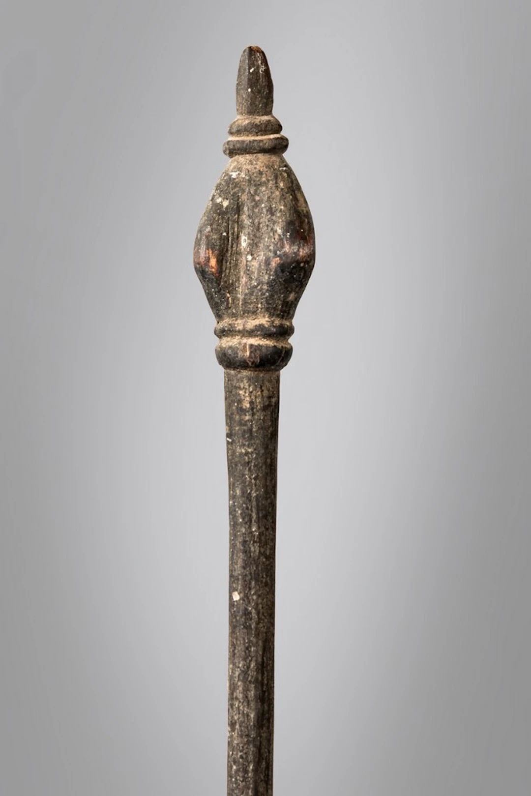 Lance en bois à fût lisse, l'extrémité sculptée d'un motif en navette