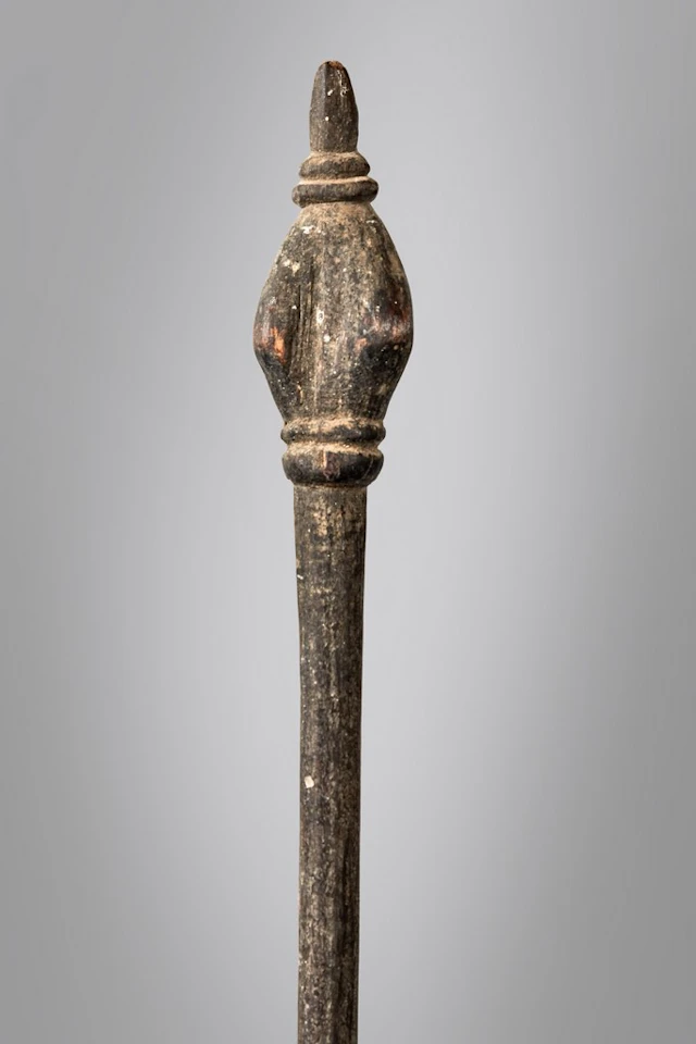 Lance en bois à fût lisse, l'extrémité sculptée d'un motif en navette