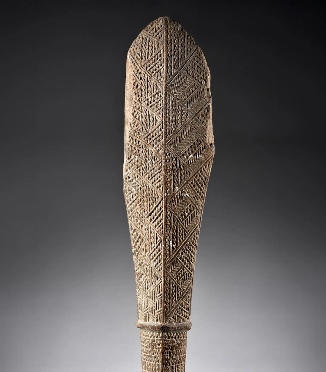 Massue à deux mains, Akau tau, en bois de toa finement sculpté et