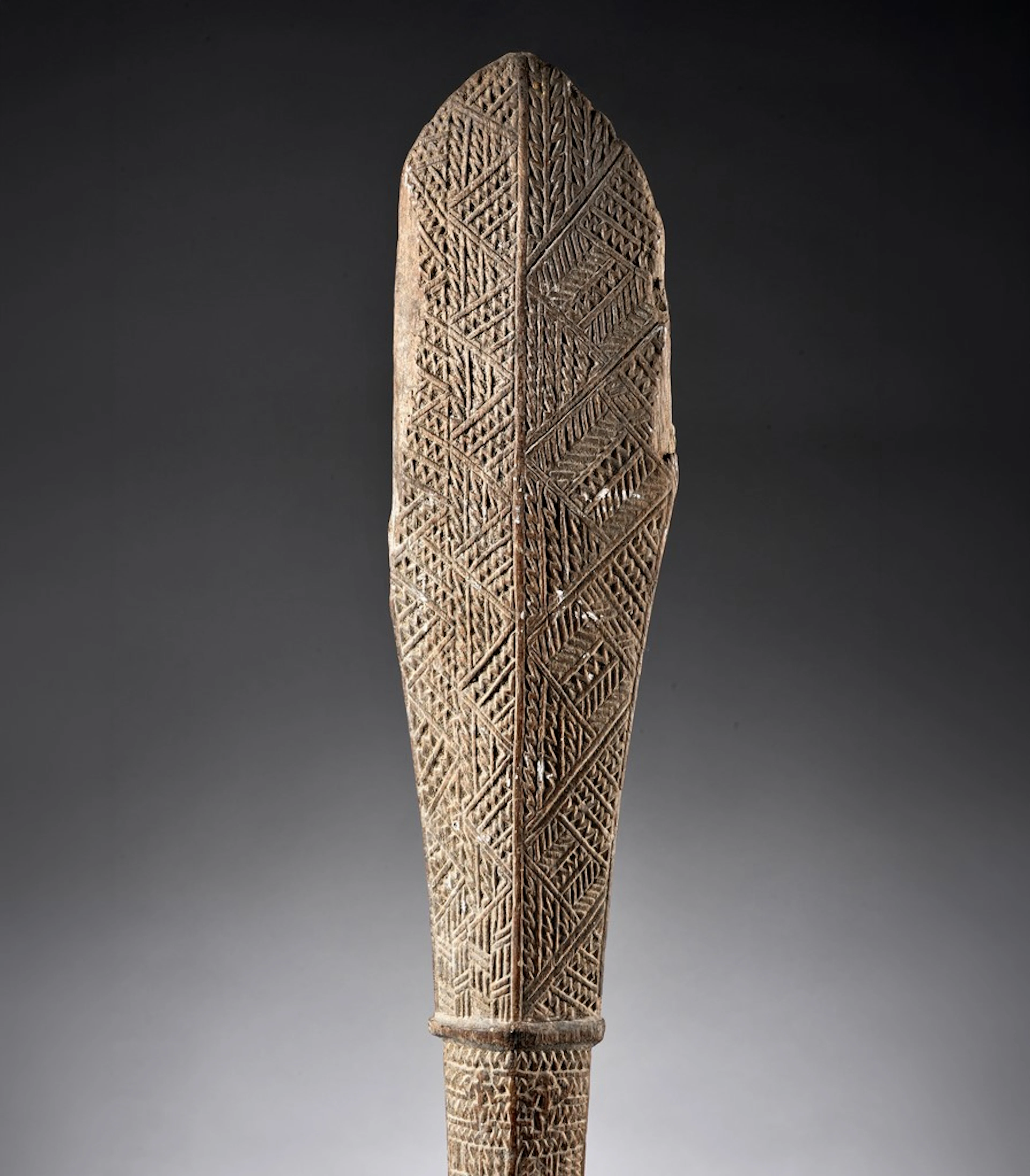 Massue à deux mains, Akau tau, en bois de toa finement sculpté et