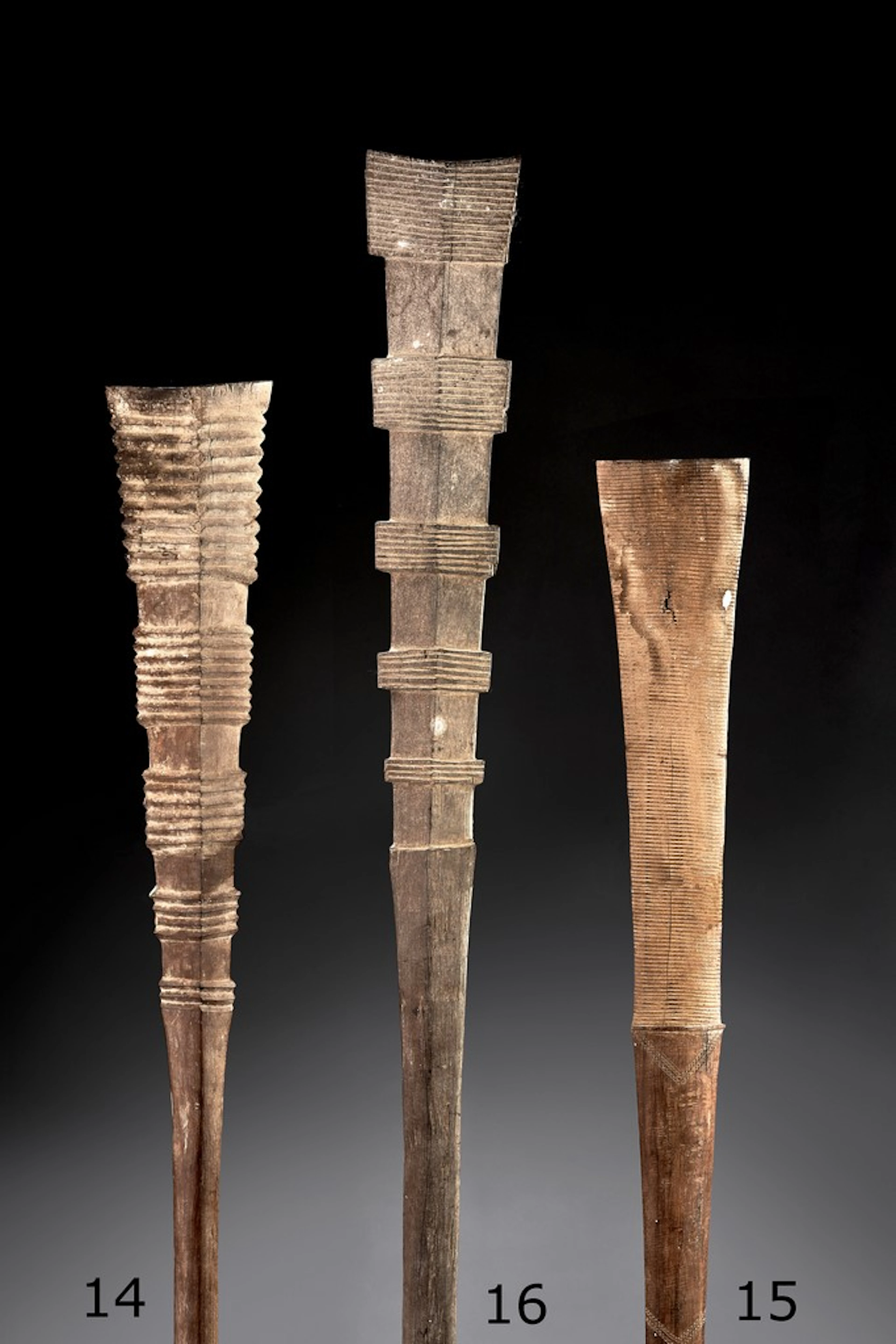 Massue à deux mains, Apa apai, en bois sculpté à pans et à décor en