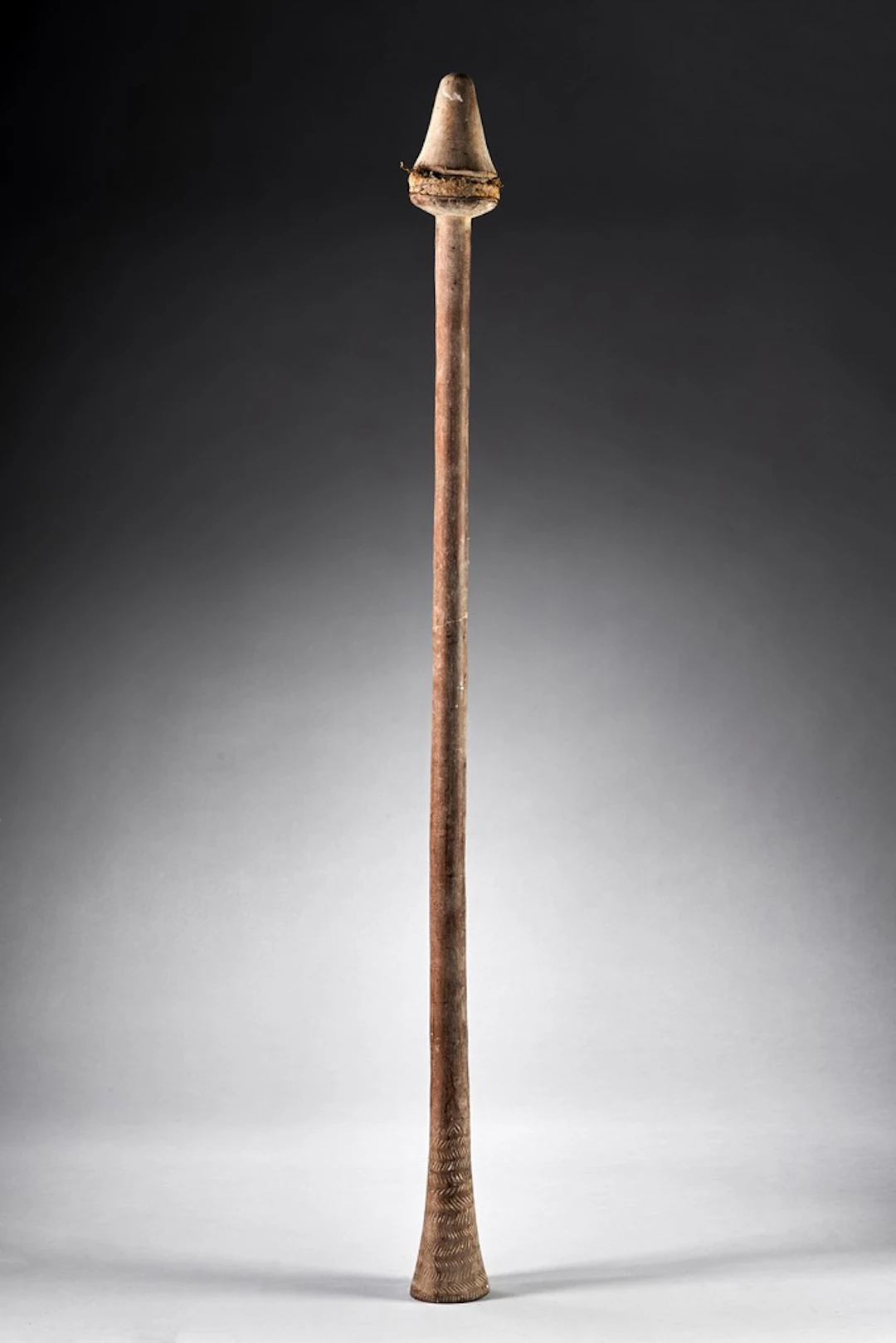 Massue de combat en bois sculpté et fibres végétales, le pommeau évasé