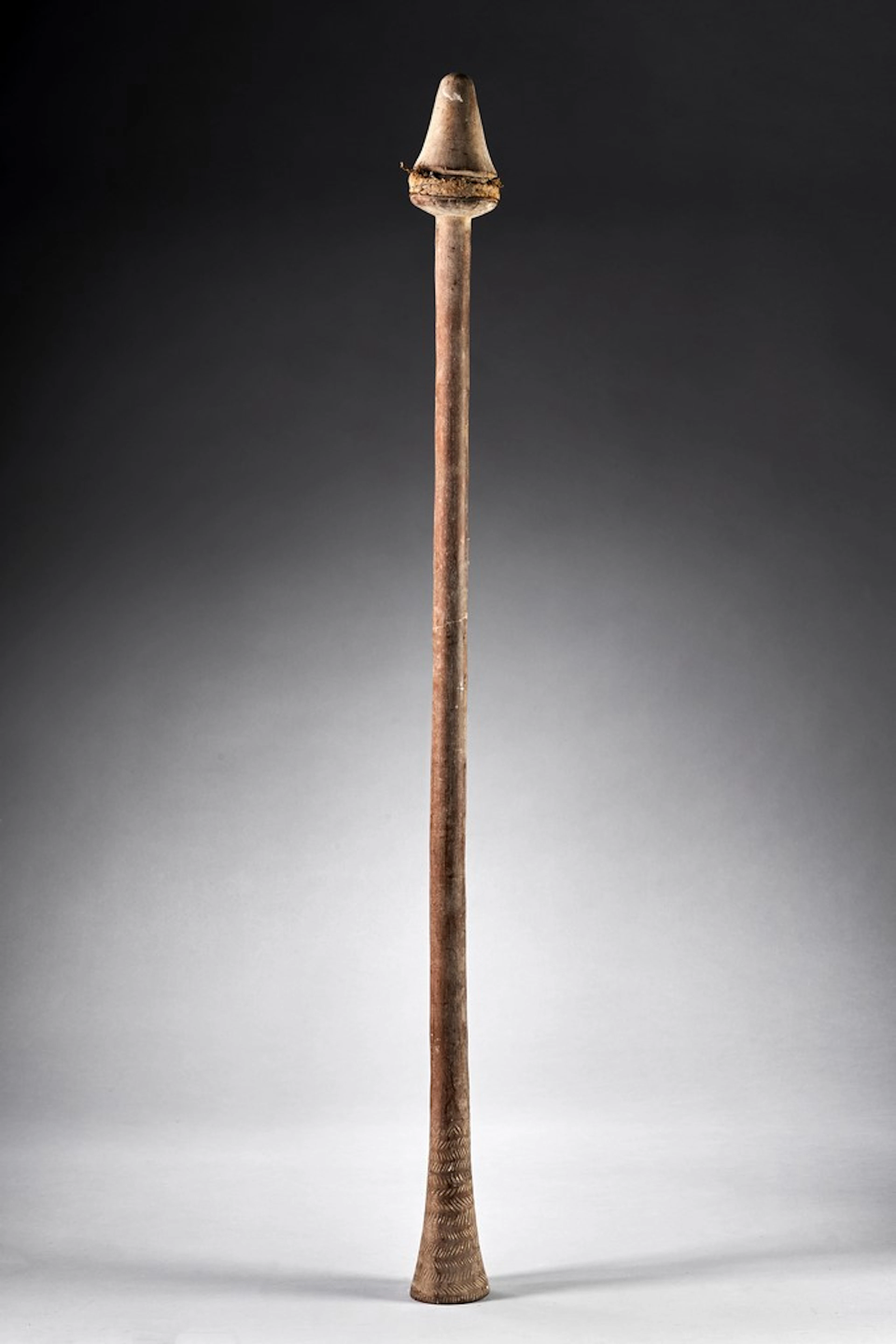 Massue de combat en bois sculpté et fibres végétales, le pommeau évasé