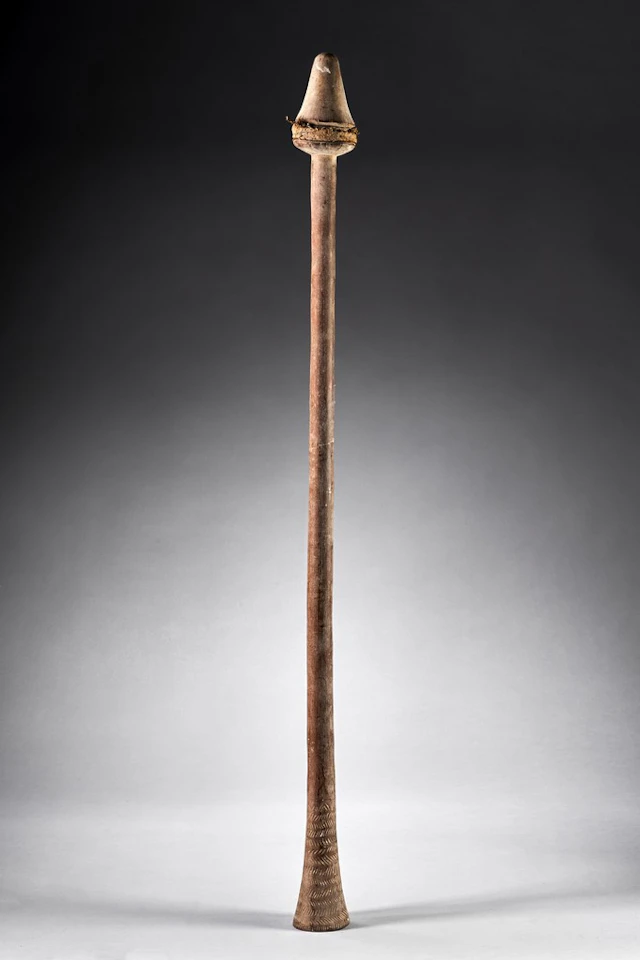 Massue de combat en bois sculpté et fibres végétales, le pommeau évasé