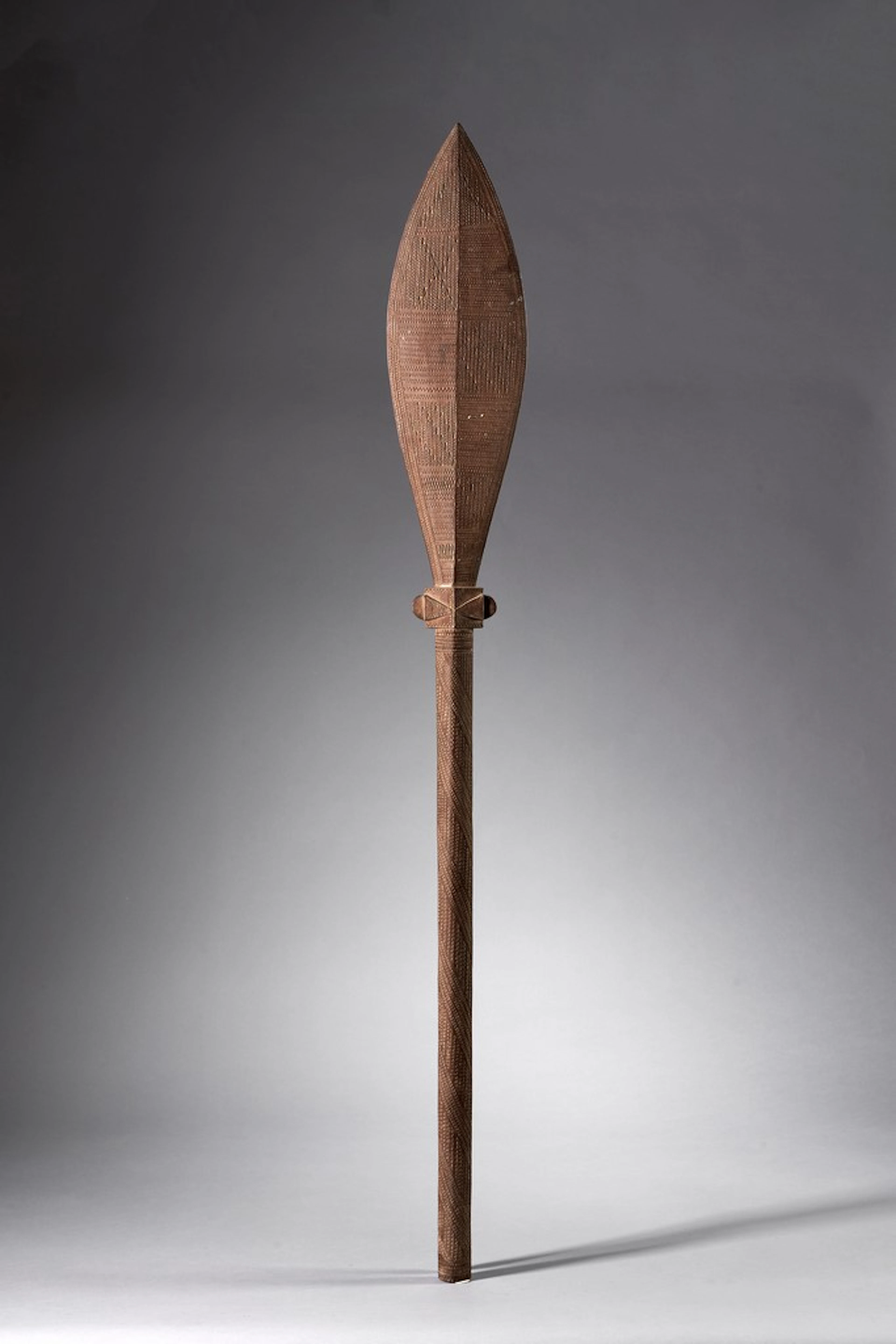 Massue ou club plat akau tau, en bois sculpté et incisé sur toute
