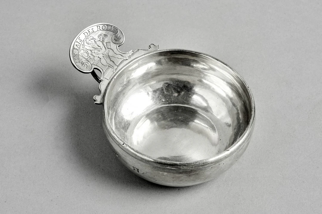 Goutte-cidre en argent. L'appui-pouce découpé et gravé d'un amour