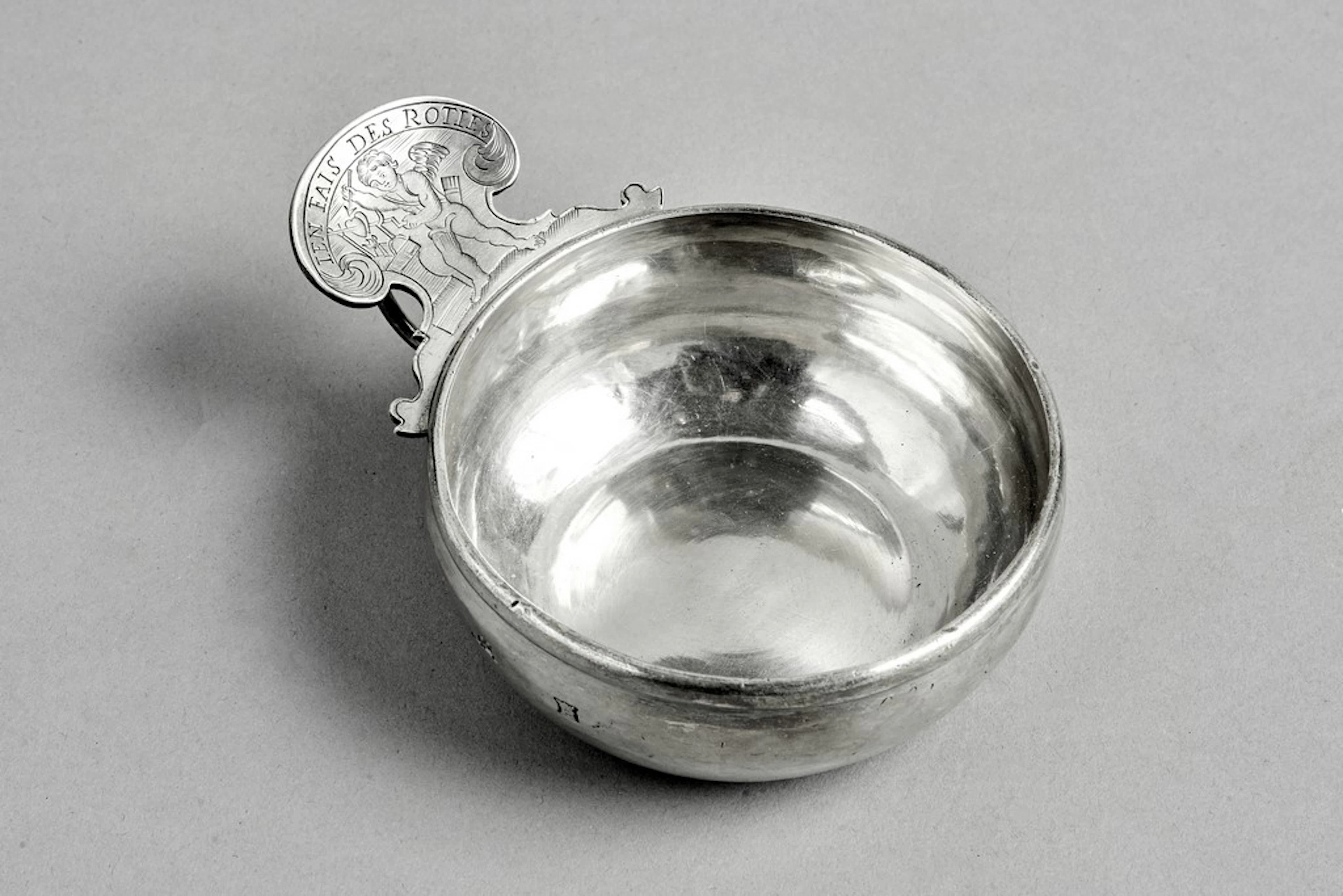 Goutte-cidre en argent. L'appui-pouce découpé et gravé d'un amour
