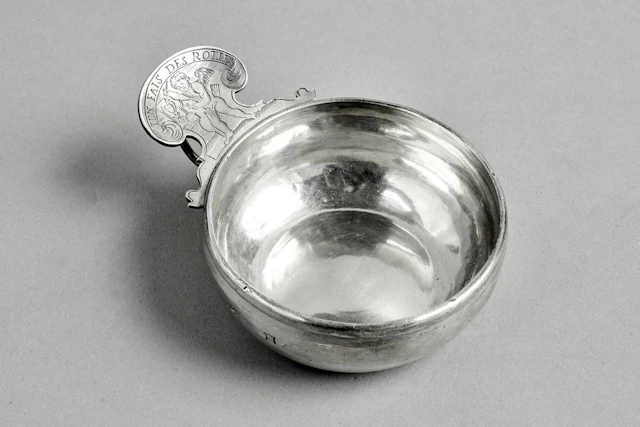 Goutte-cidre en argent. L'appui-pouce découpé et gravé d'un amour