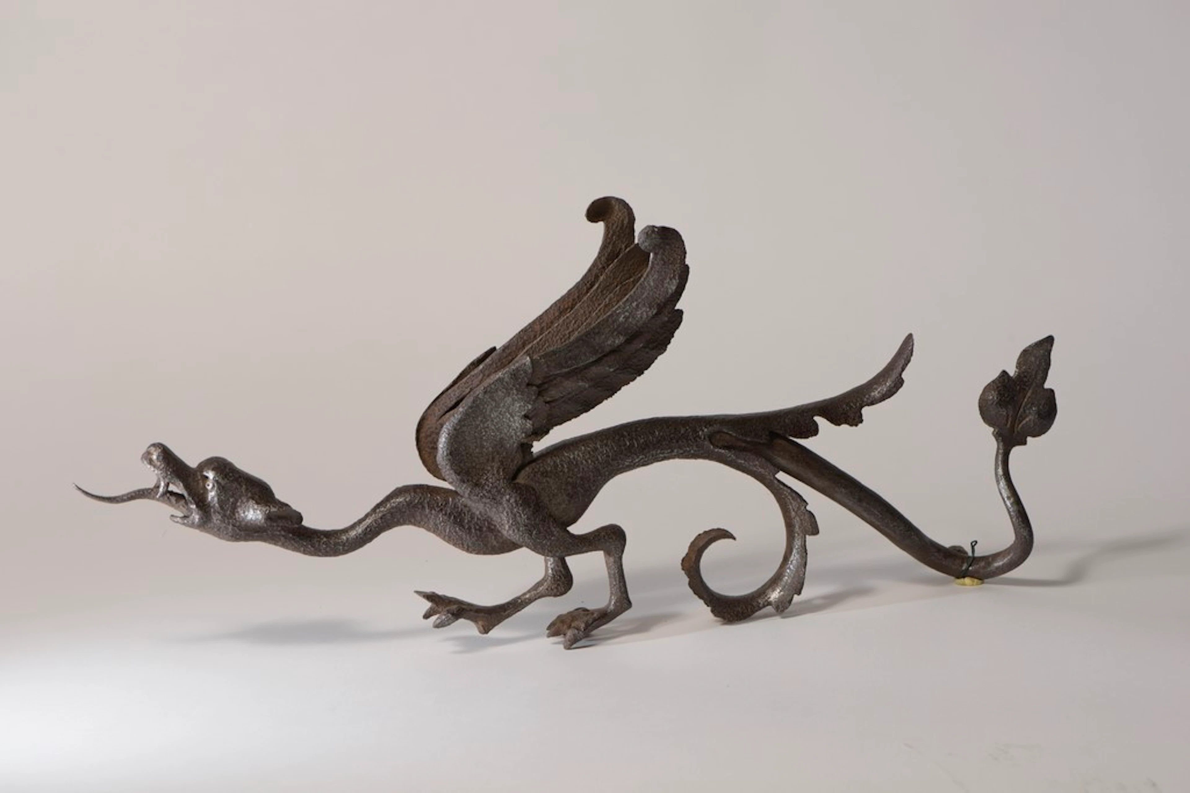 Dragon en fer forgé et découpé. Il est représenté ailes déployées