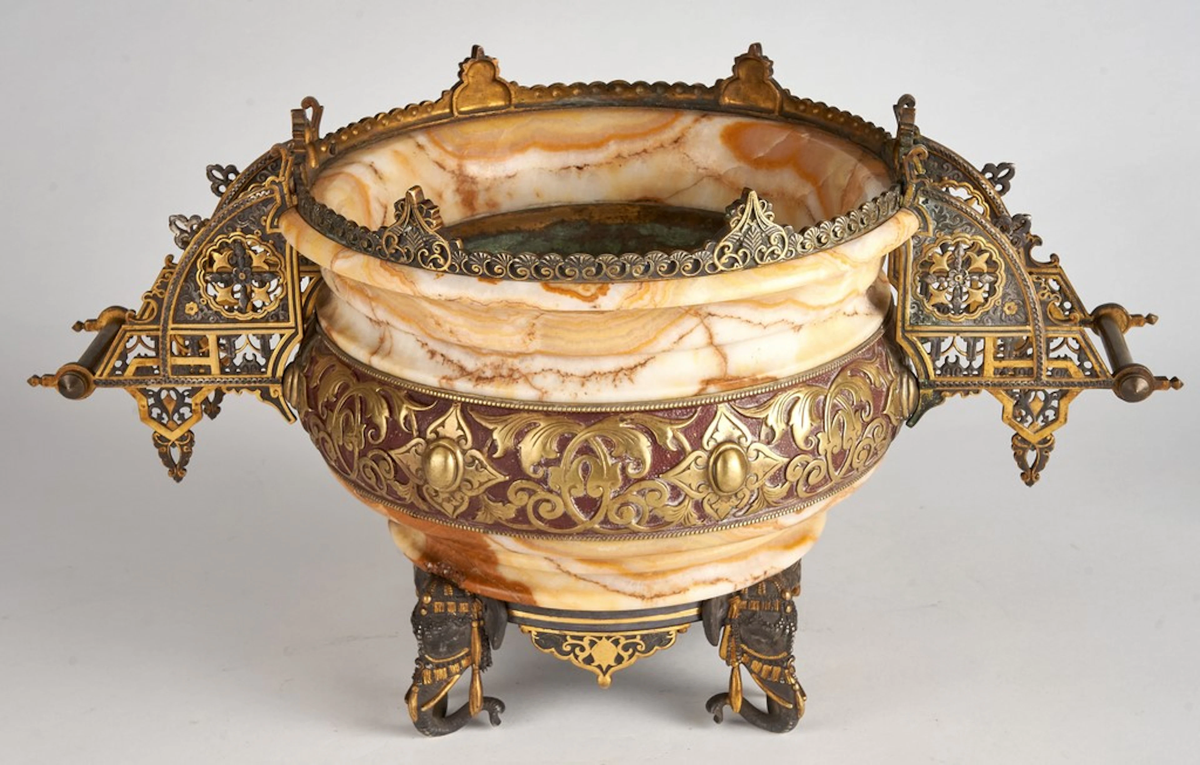 Eugène CORNU (1827-1899), dans le goût de. Jardinière en onyx et ornementations