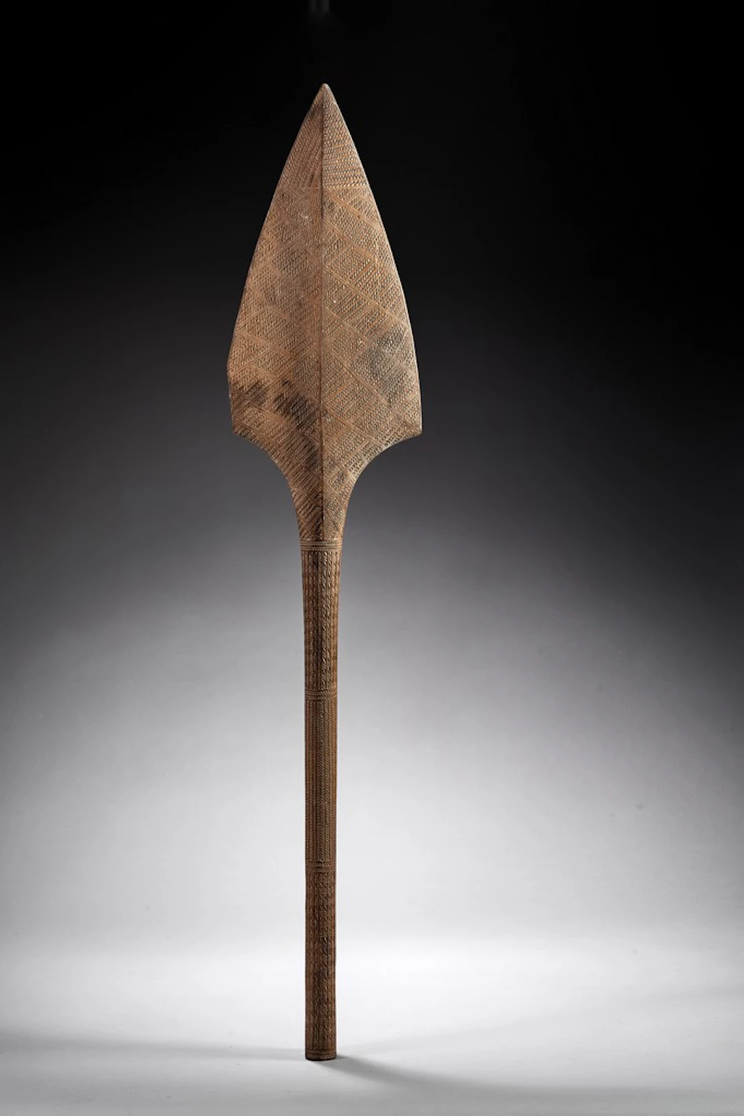 Massue Akau tau en bois finement sculpté, le corps géométrique aux