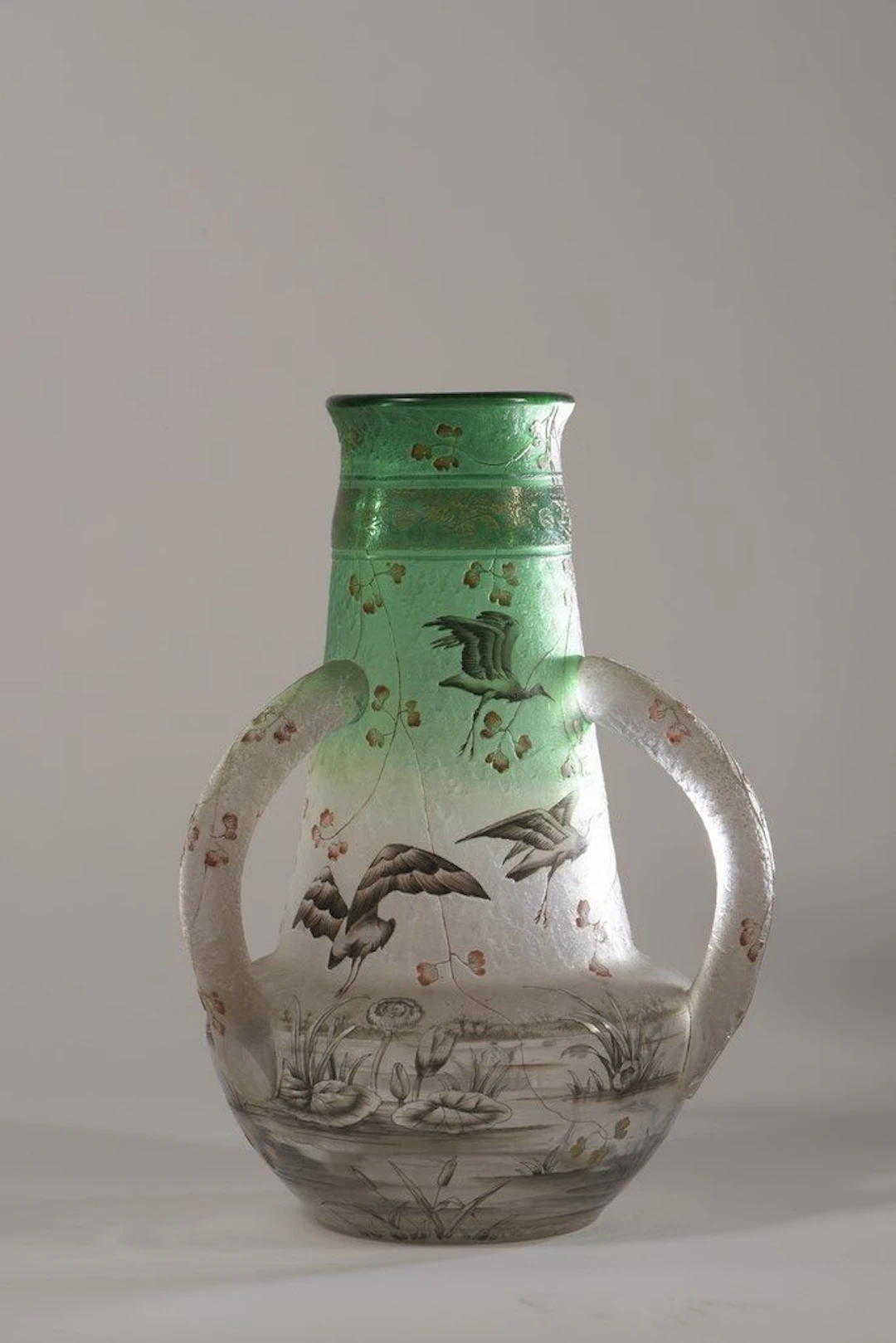 DAUM. Vase balustre à anses. Epreuve en verre multicouche au décor