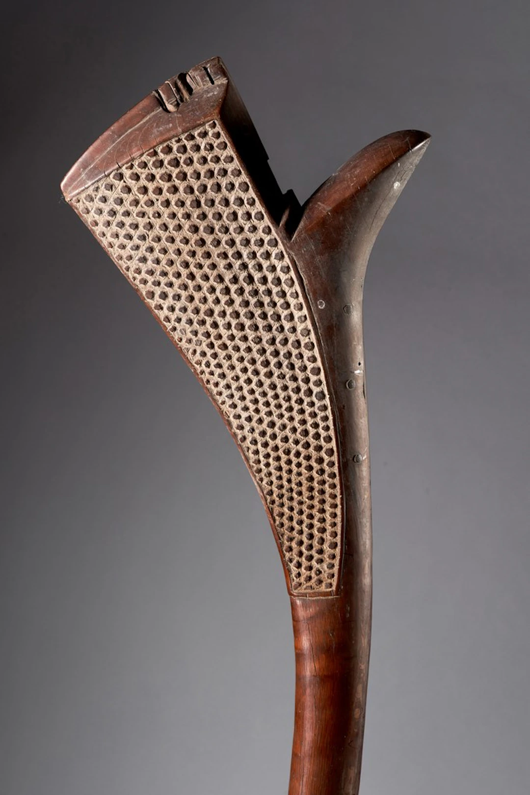 Cali, massue en bois patiné finement sculpté et dotée d'un éperon