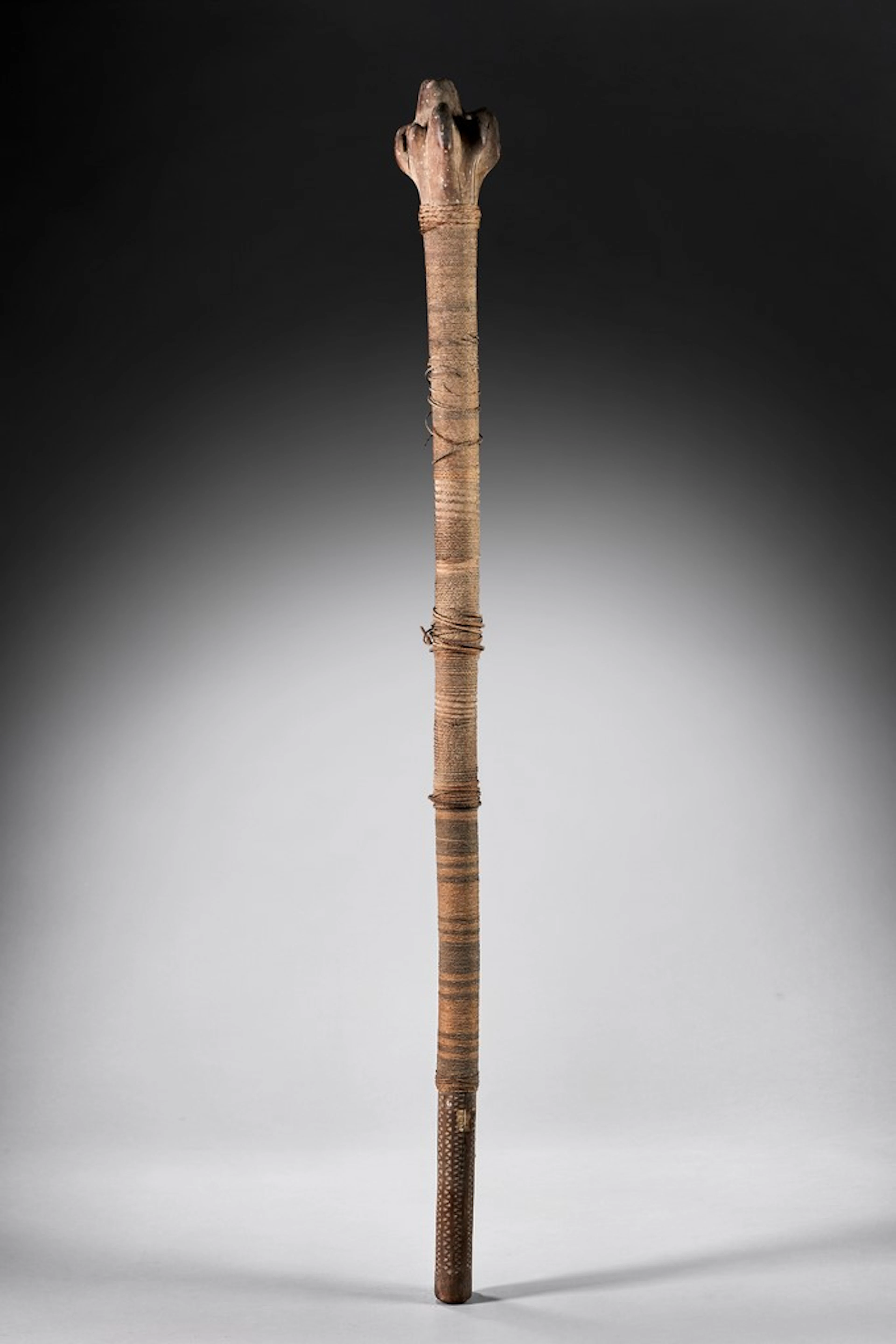 Massue, vunikau vividrasa en bois sculpté, fibres de coco et pigments