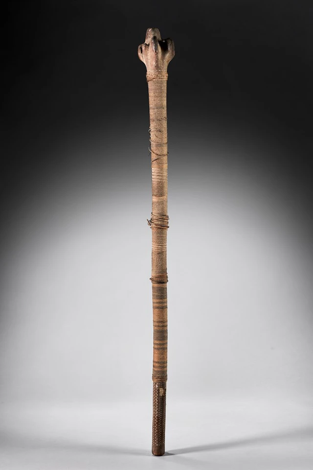 Massue, vunikau vividrasa en bois sculpté, fibres de coco et pigments