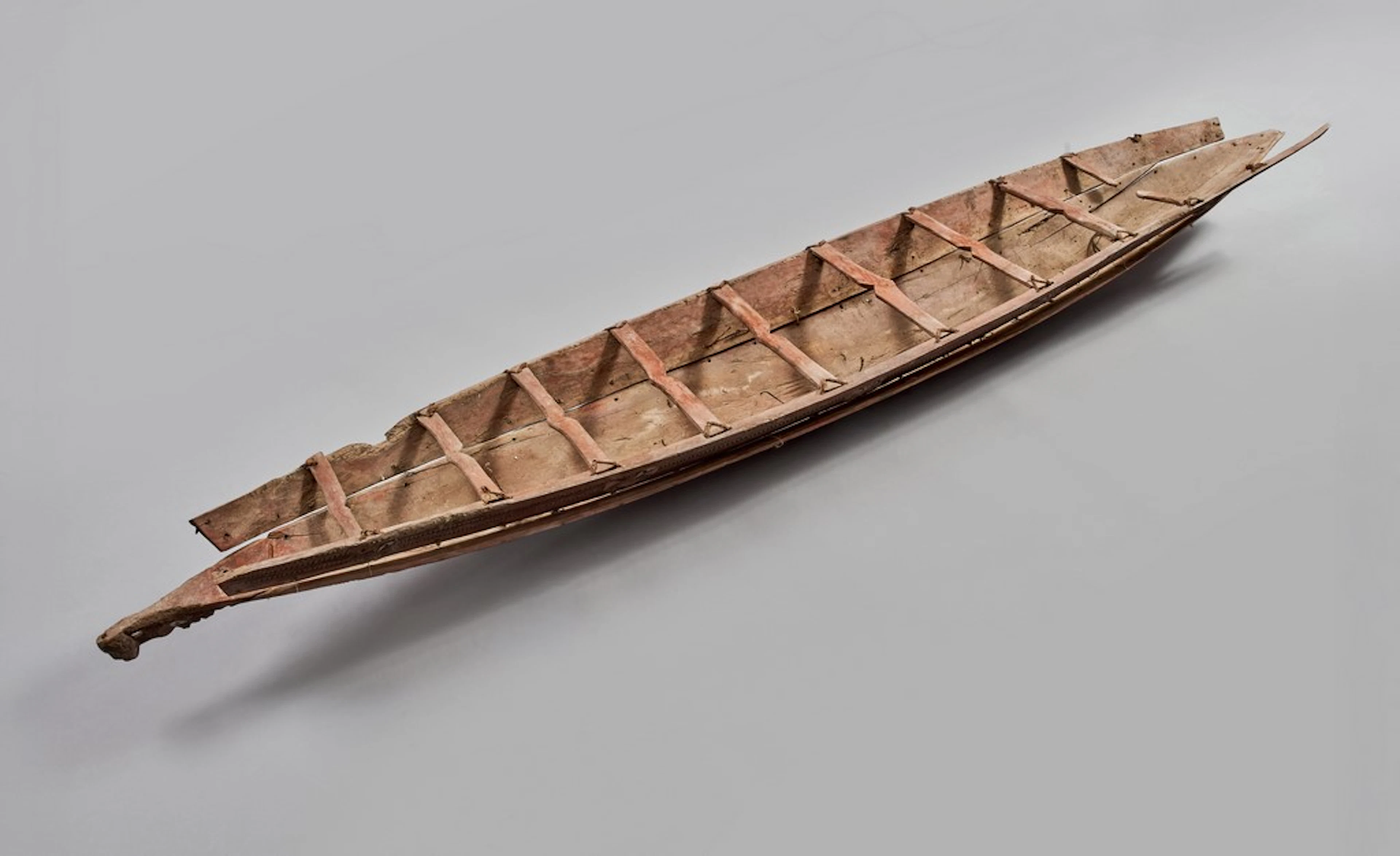 Modèle réduit de pirogue de guerre du Peuple Maori en bois, fibres