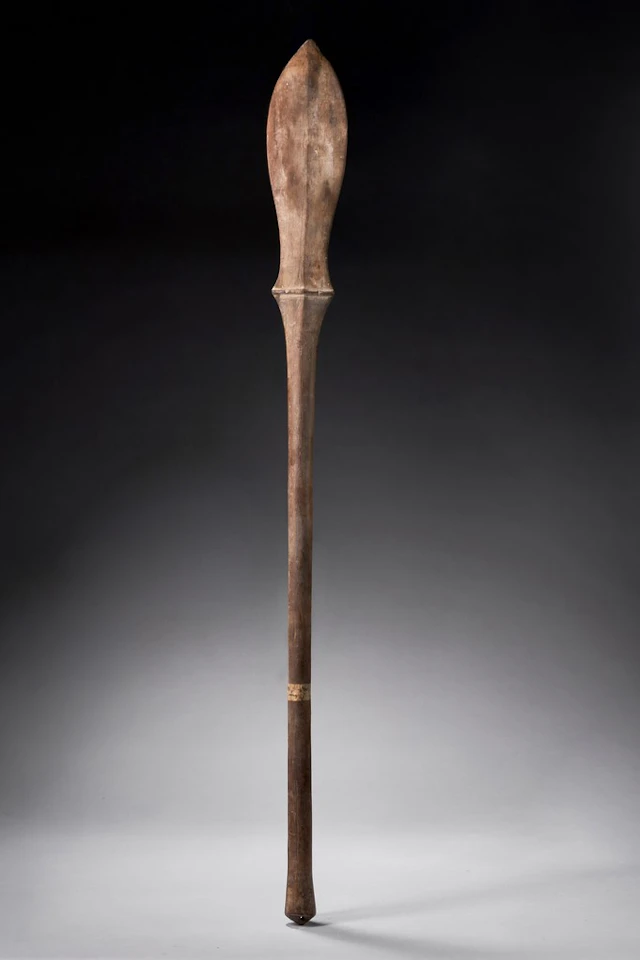 Massue de combat amuamu en forme de pagaie en bois dur sculpté à manche