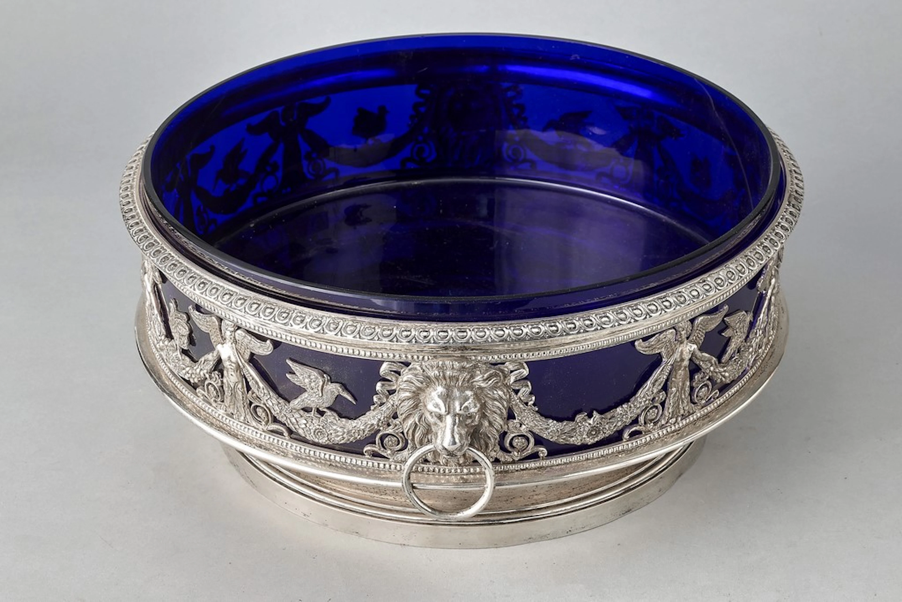 Grande coupe sur piédouche en argent (950/°°°) à décor ajouré de personnages