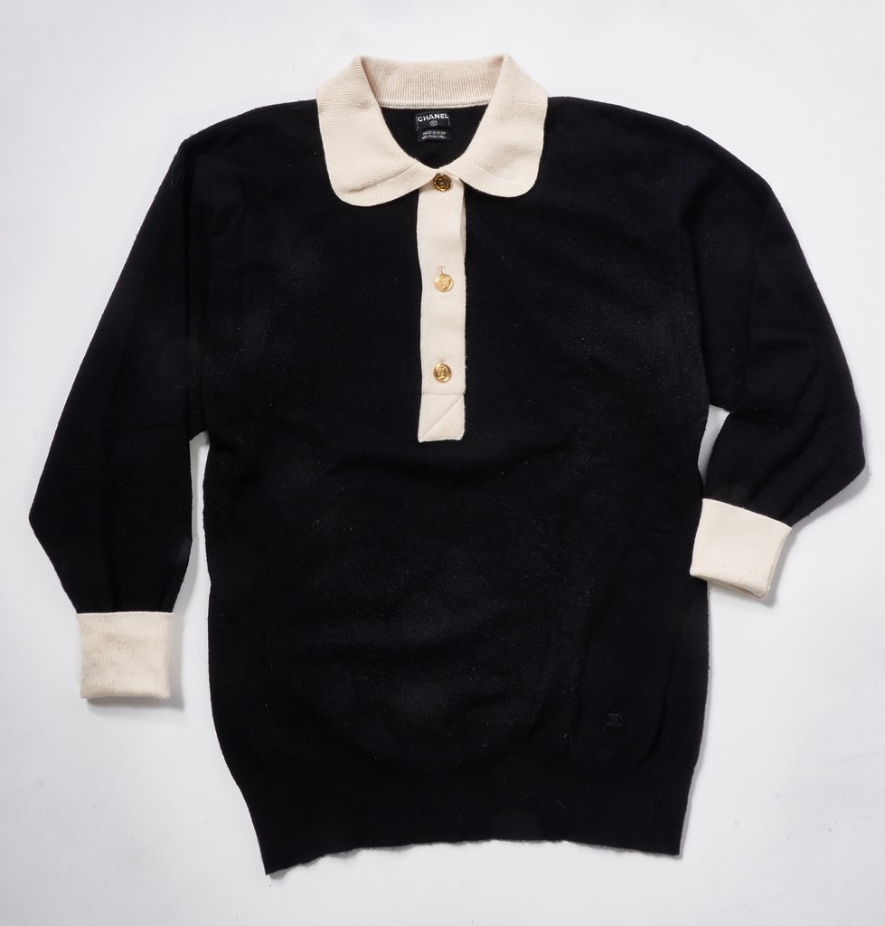 CHANEL et Karl LAGARFELD. Pull en en cachemire noir et blanc. Taille 40 (L)