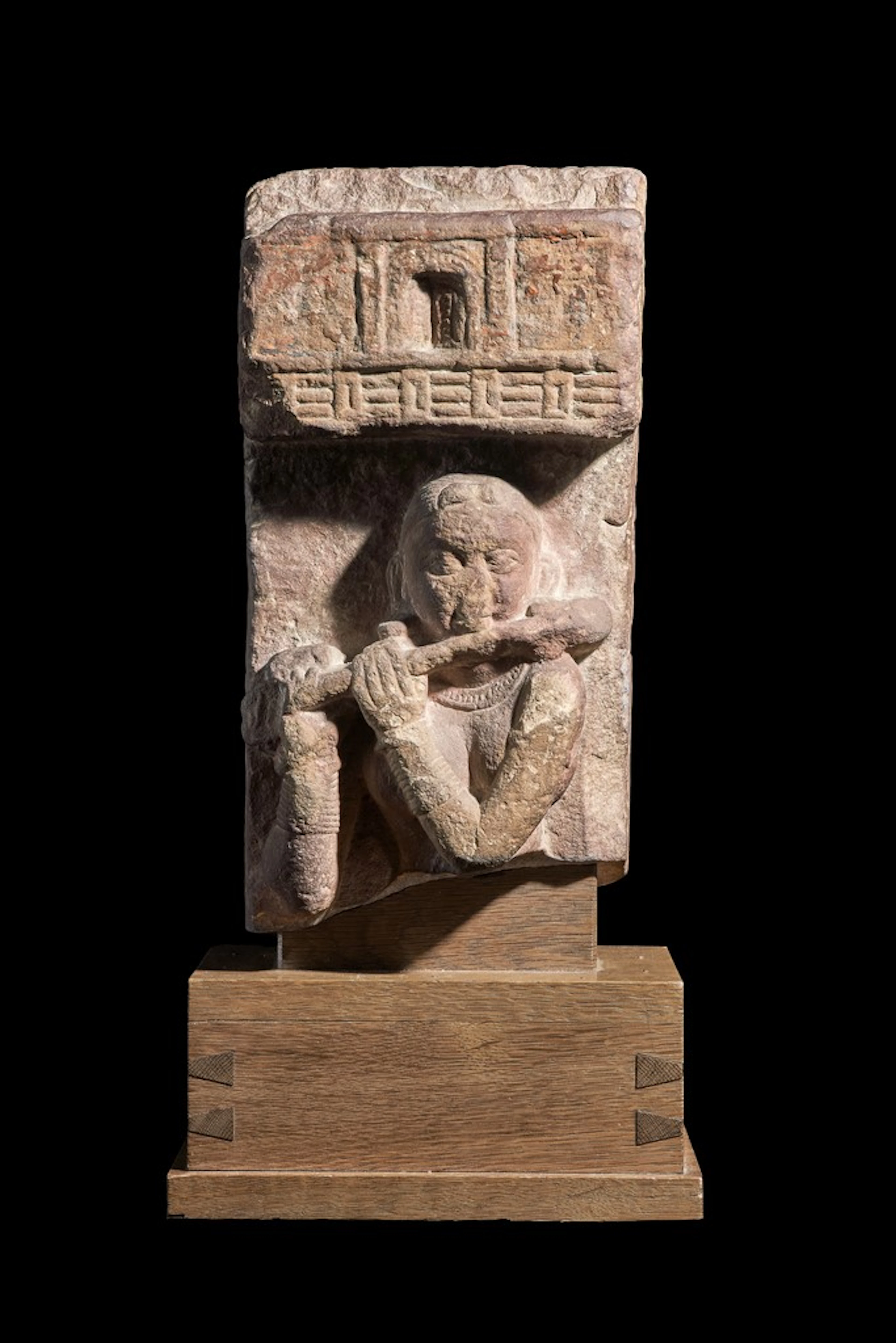 Fragment de pilier de balustrade de stupa figurant une musicienne