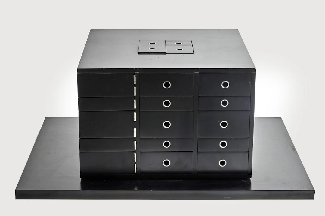 Ronald Cecil SPORTES (1943-2025). Cabinet de table pivotant en bois