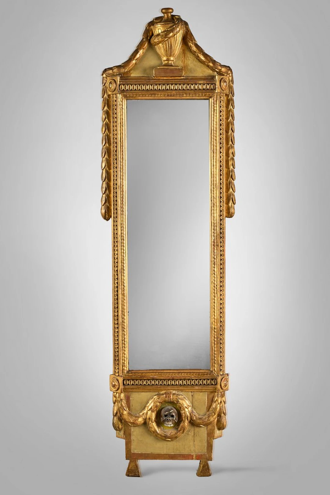 Miroir maconnique en bois sculpté, stuqué, doré et polychromé. Il