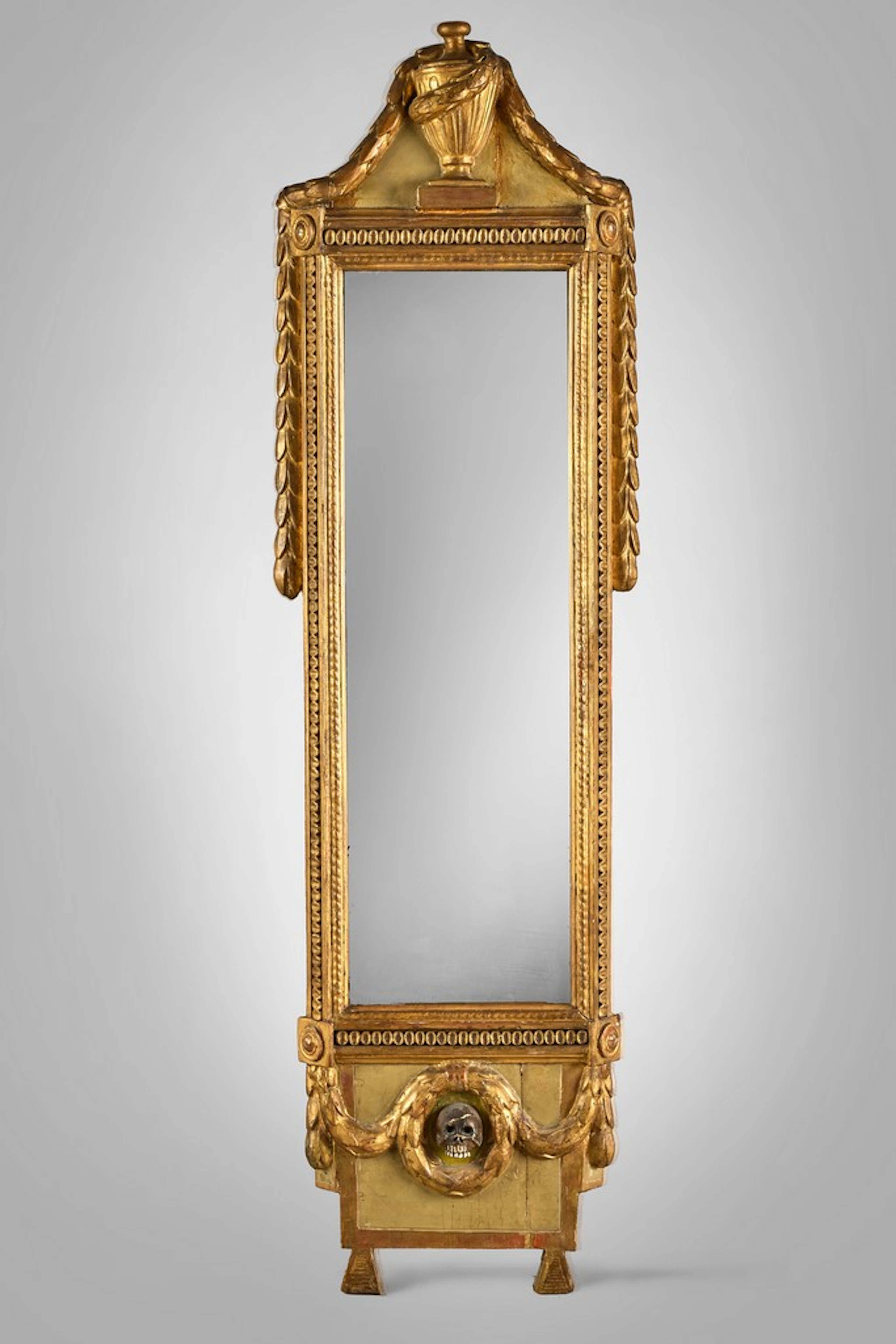 Miroir maconnique en bois sculpté, stuqué, doré et polychromé. Il