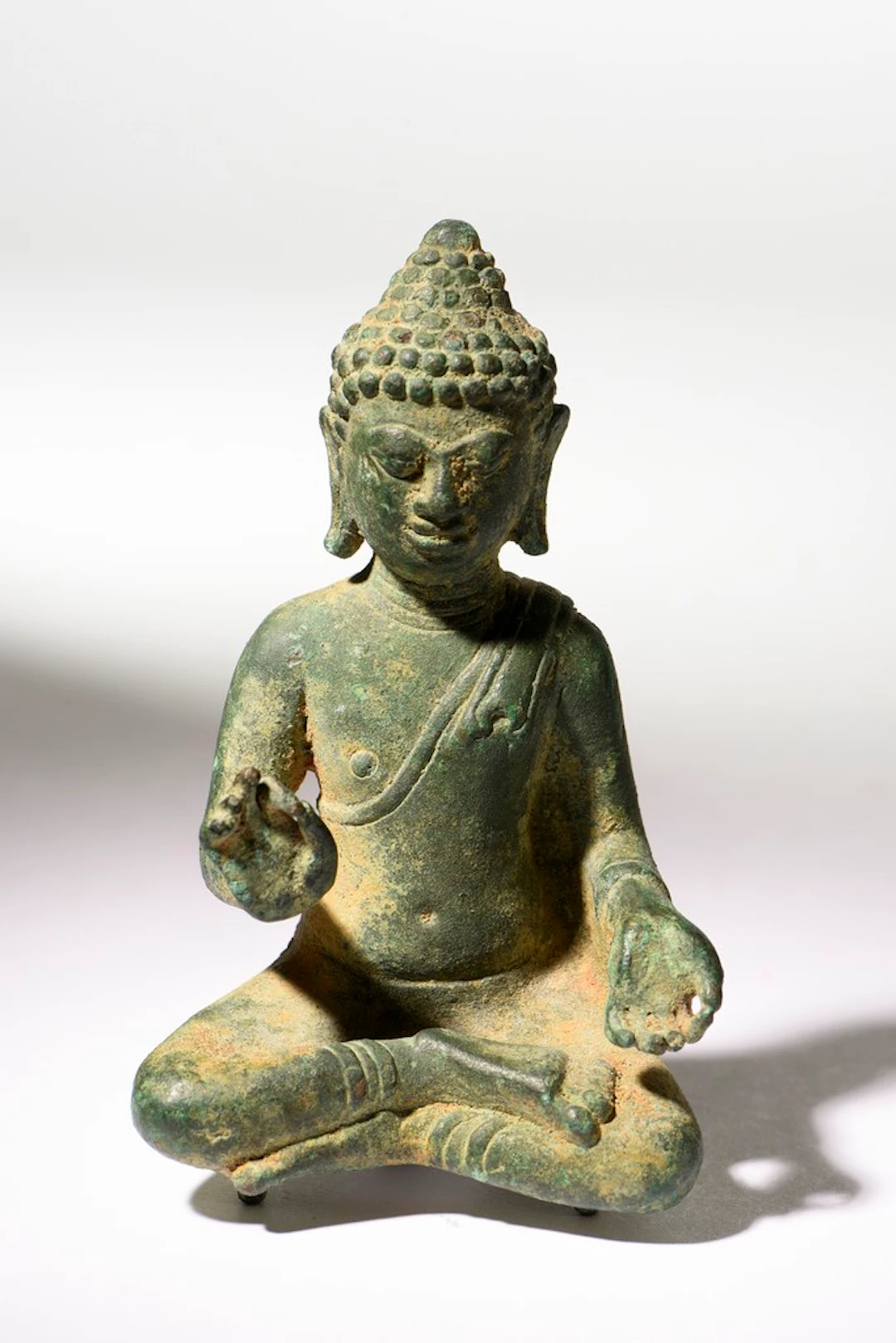 "Petit Bouddha assis en bronze, période Dvaravati (Thaïlande, VIIe-IXe