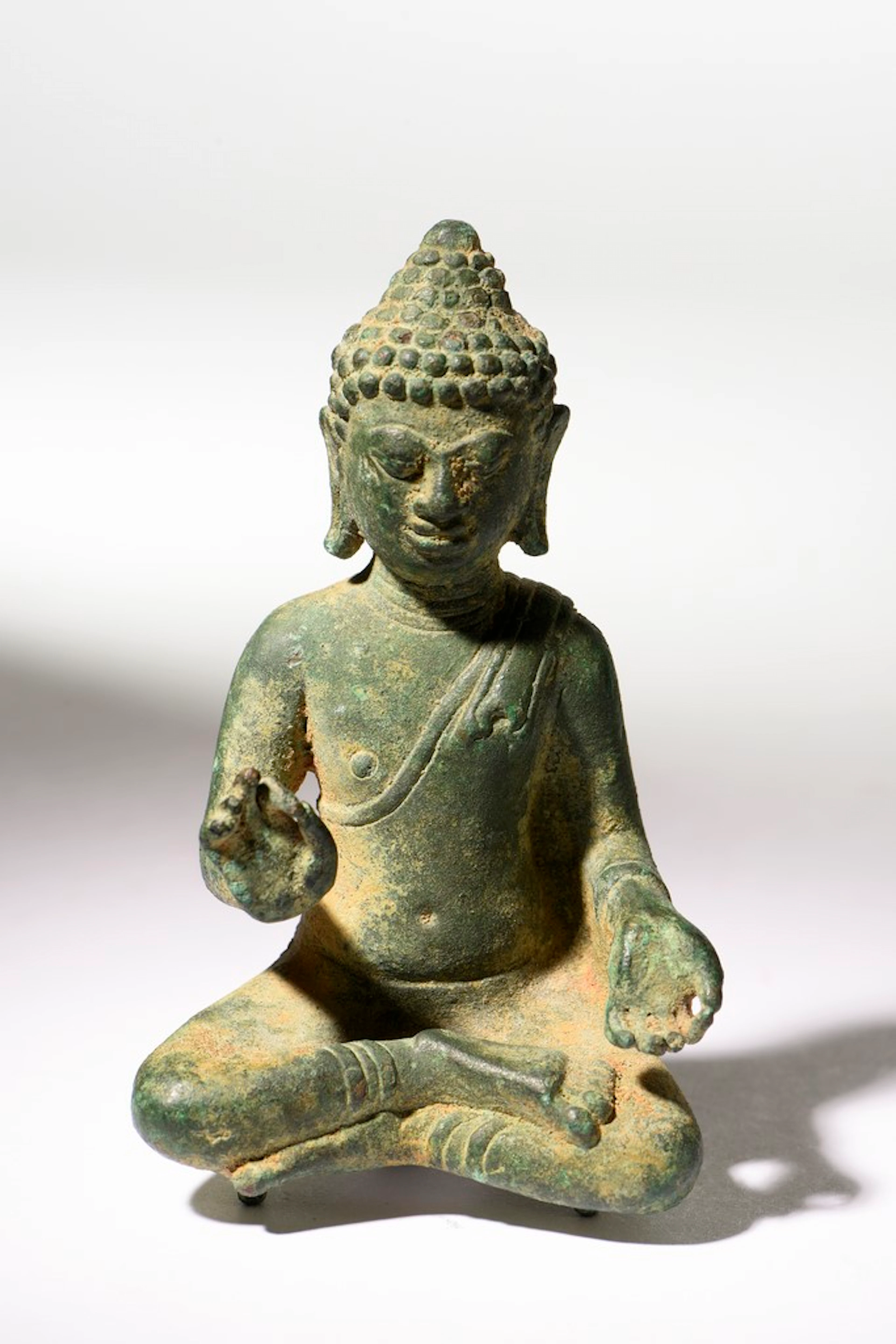 "Petit Bouddha assis en bronze, période Dvaravati (Thaïlande, VIIe-IXe