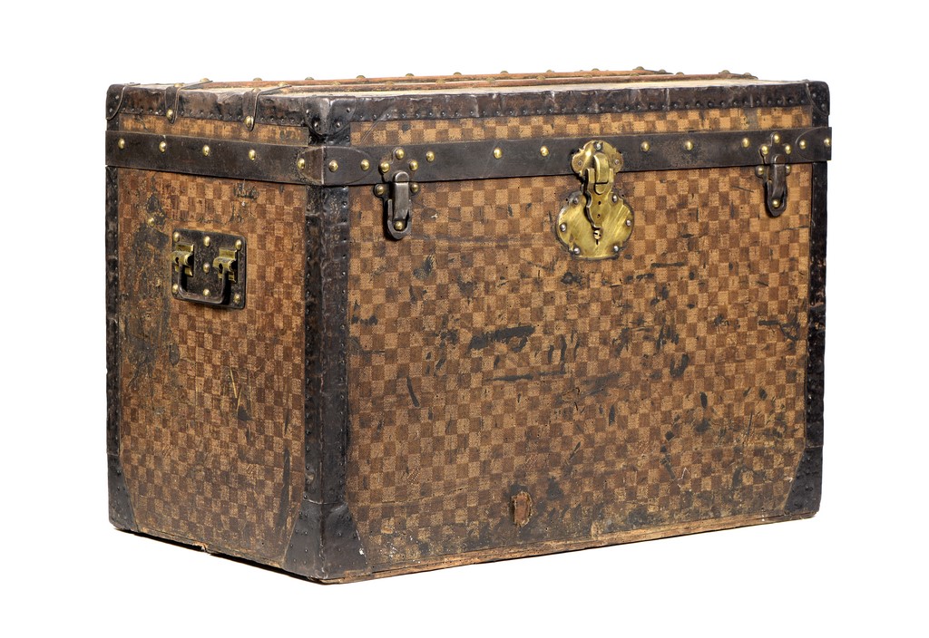 Louis VUITTON. Malle courrier en toile damier, renforts hêtre sur