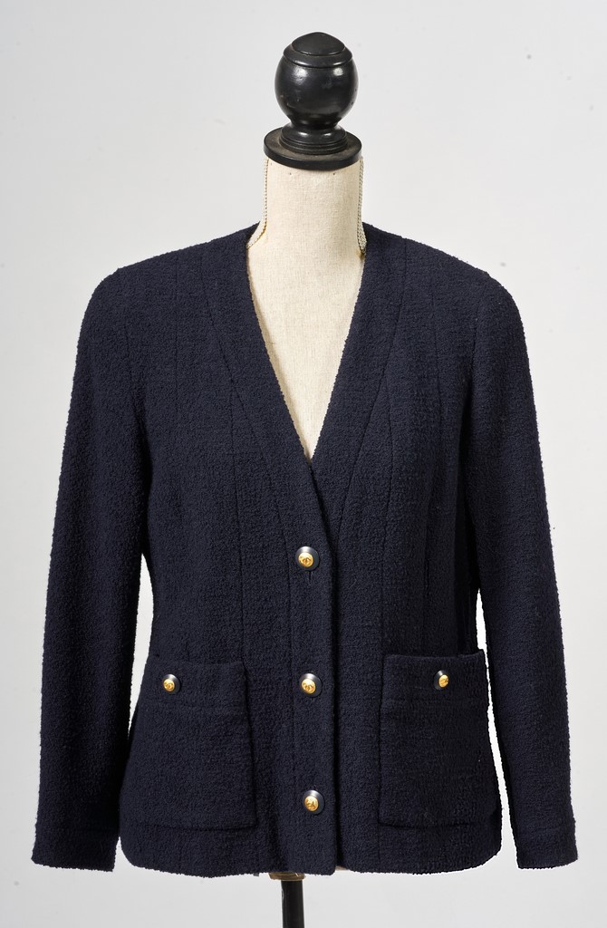 CHANEL et Karl LAGERFELD. Veste bleu marine. Boutons siglés. Avec