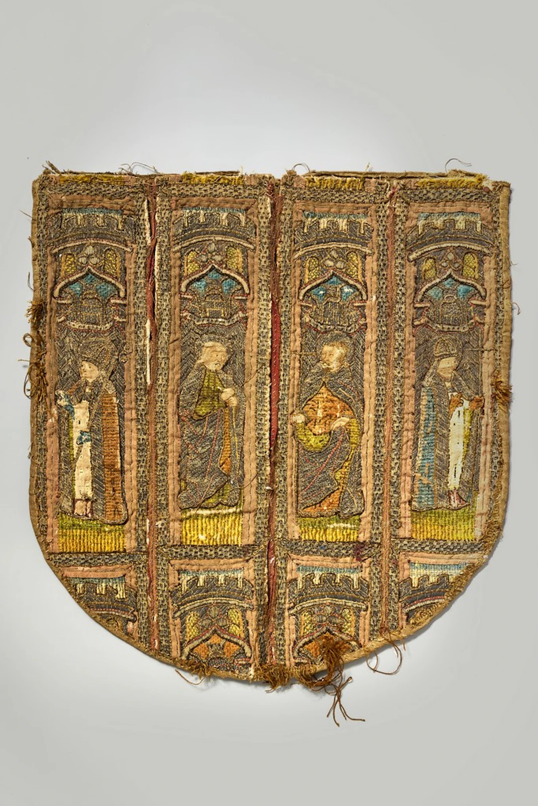 Réunion de deux textiles : 1/Orfroi polychrome brodé de fils de soie