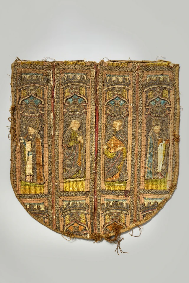 Réunion de deux textiles : 1/Orfroi polychrome brodé de fils de soie