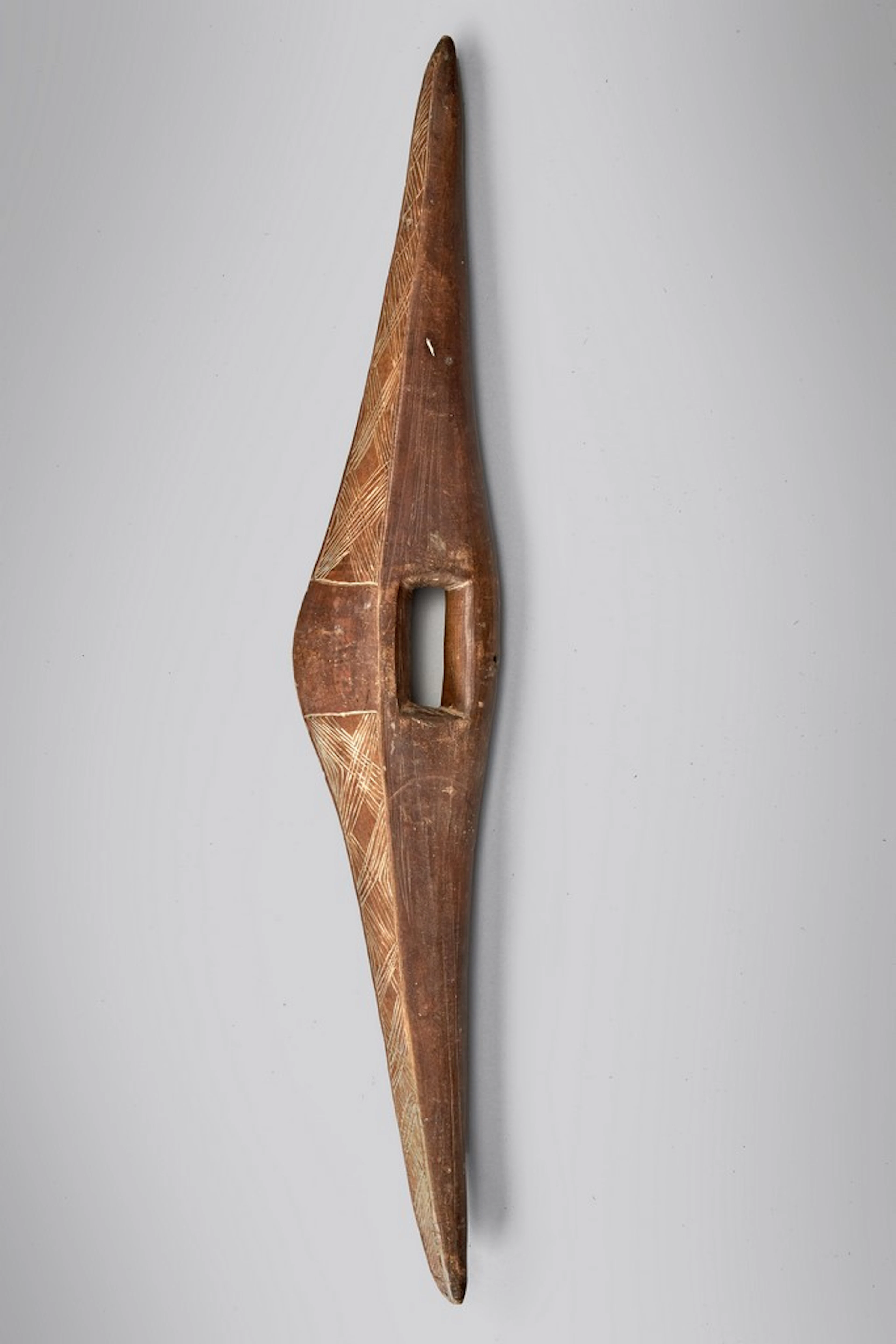 Bouclier de parade aborigène en bois dur sculpté de forme triangulaire