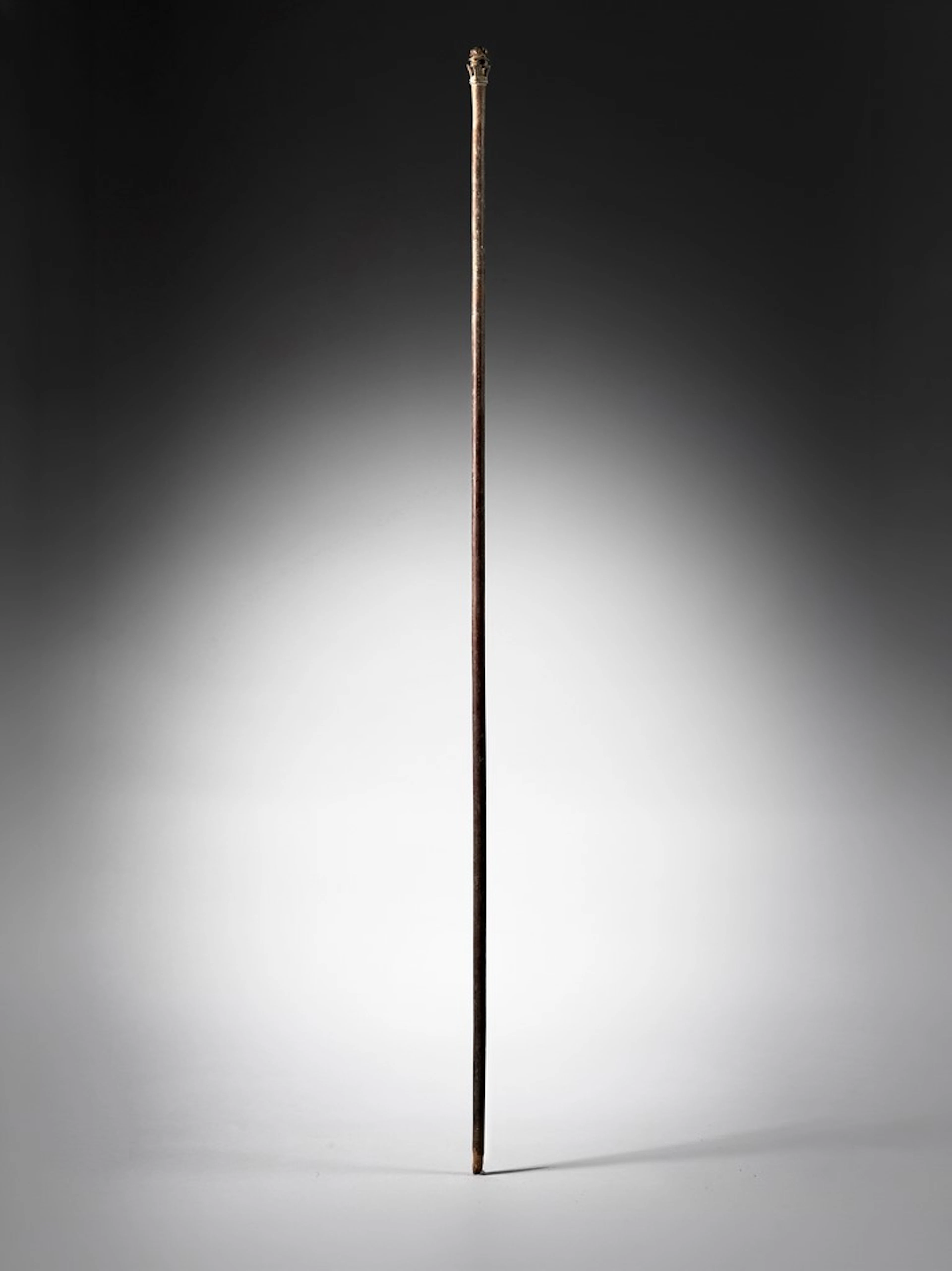 Baton cérémoniel (atua rakau) en bois sculpté à patine brune, le fût