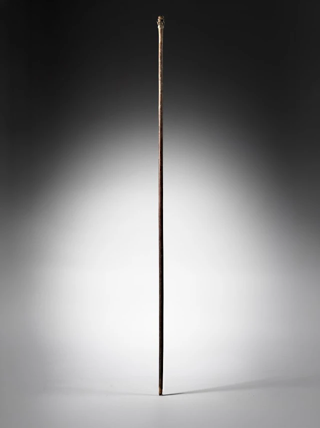 Baton cérémoniel (atua rakau) en bois sculpté à patine brune, le fût