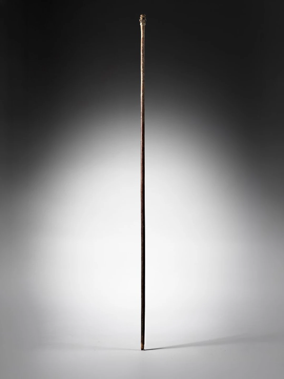 Baton cérémoniel (atua rakau) en bois sculpté à patine brune, le fût