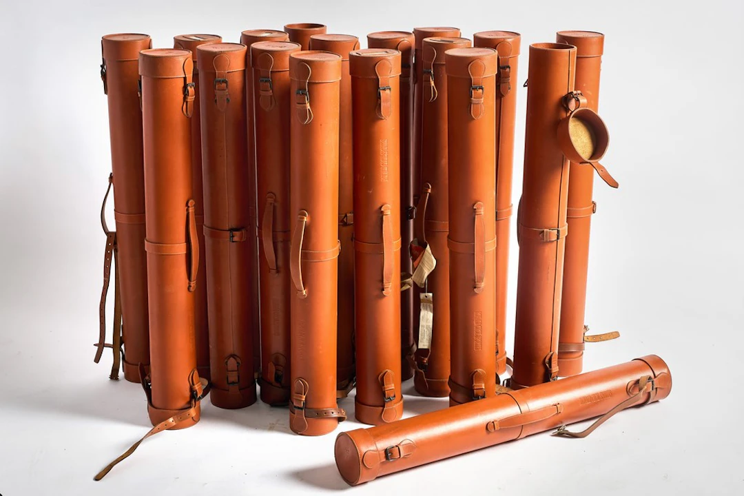 Suite de 37 tubes porte-plans en cuir brun orangé estampillés en creux