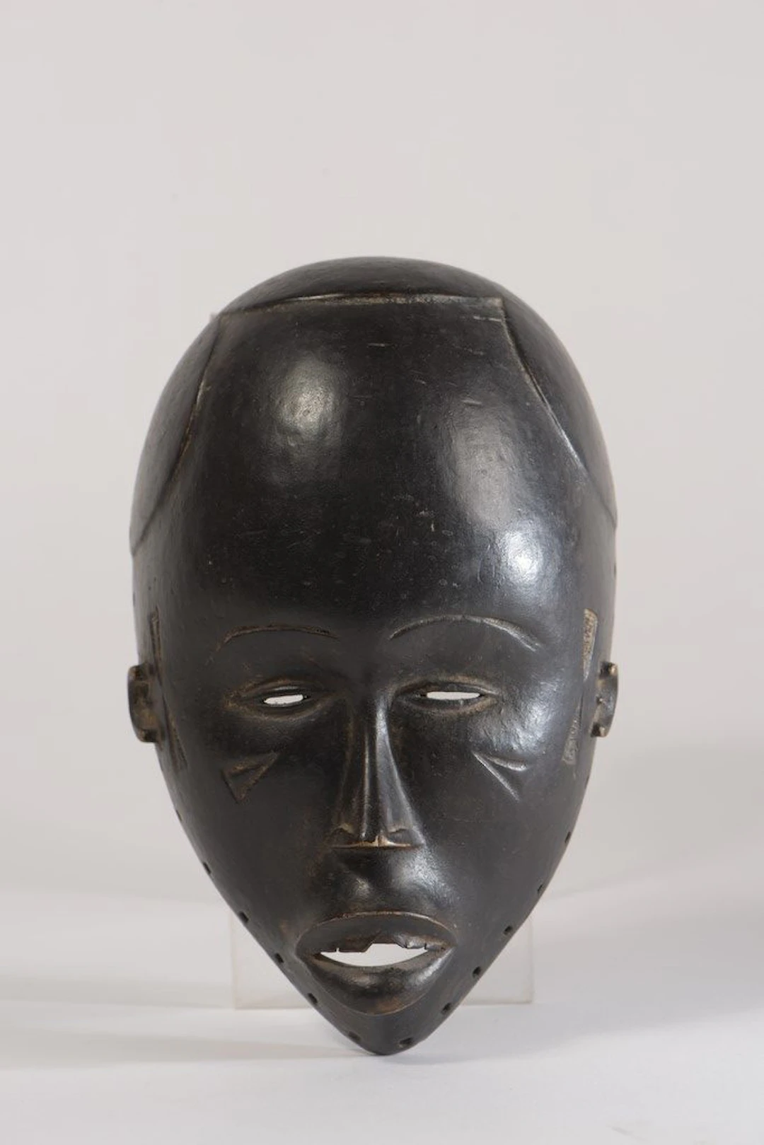 Masque Dan, Côte d'Ivoire. Bois sculpté à patine sombre. La bouche