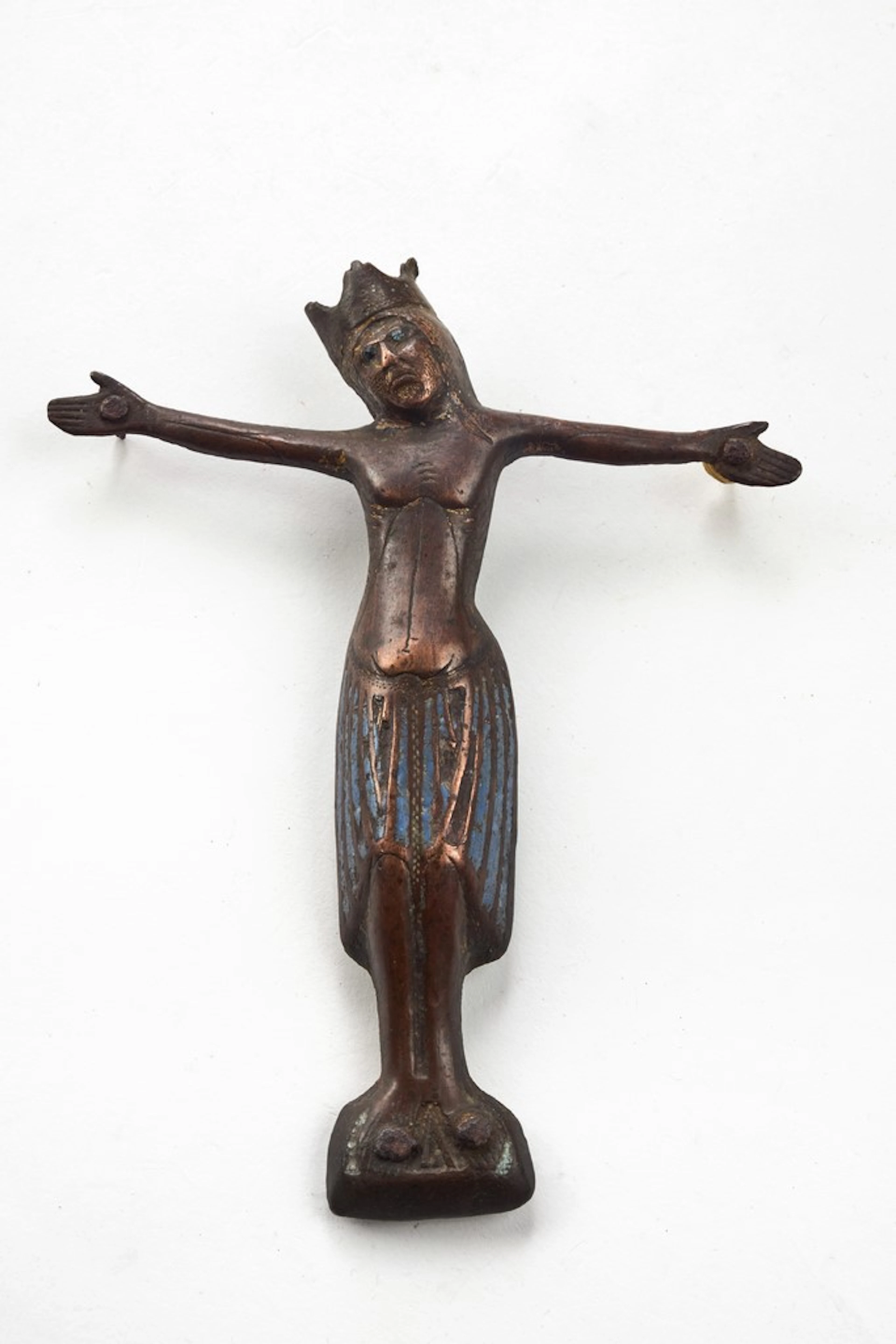Christ d'applique en cuivre repoussé, ciselé et orné d'émaux champlevés.