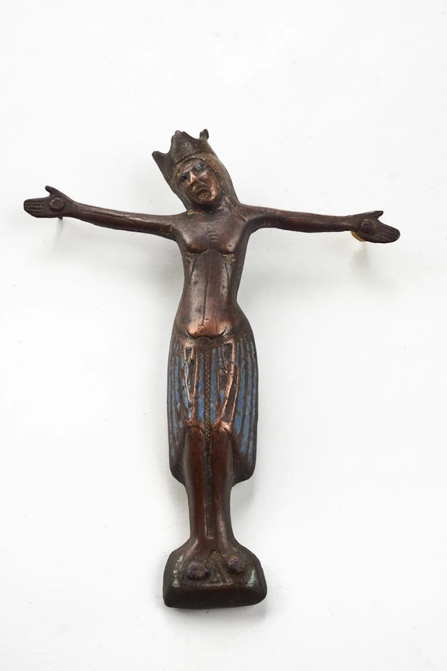 Christ d'applique en cuivre repoussé, ciselé et orné d'émaux champlevés.