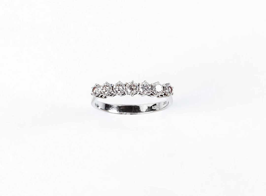 Anillo media alianza vintage en oro blanco 18 K con...
