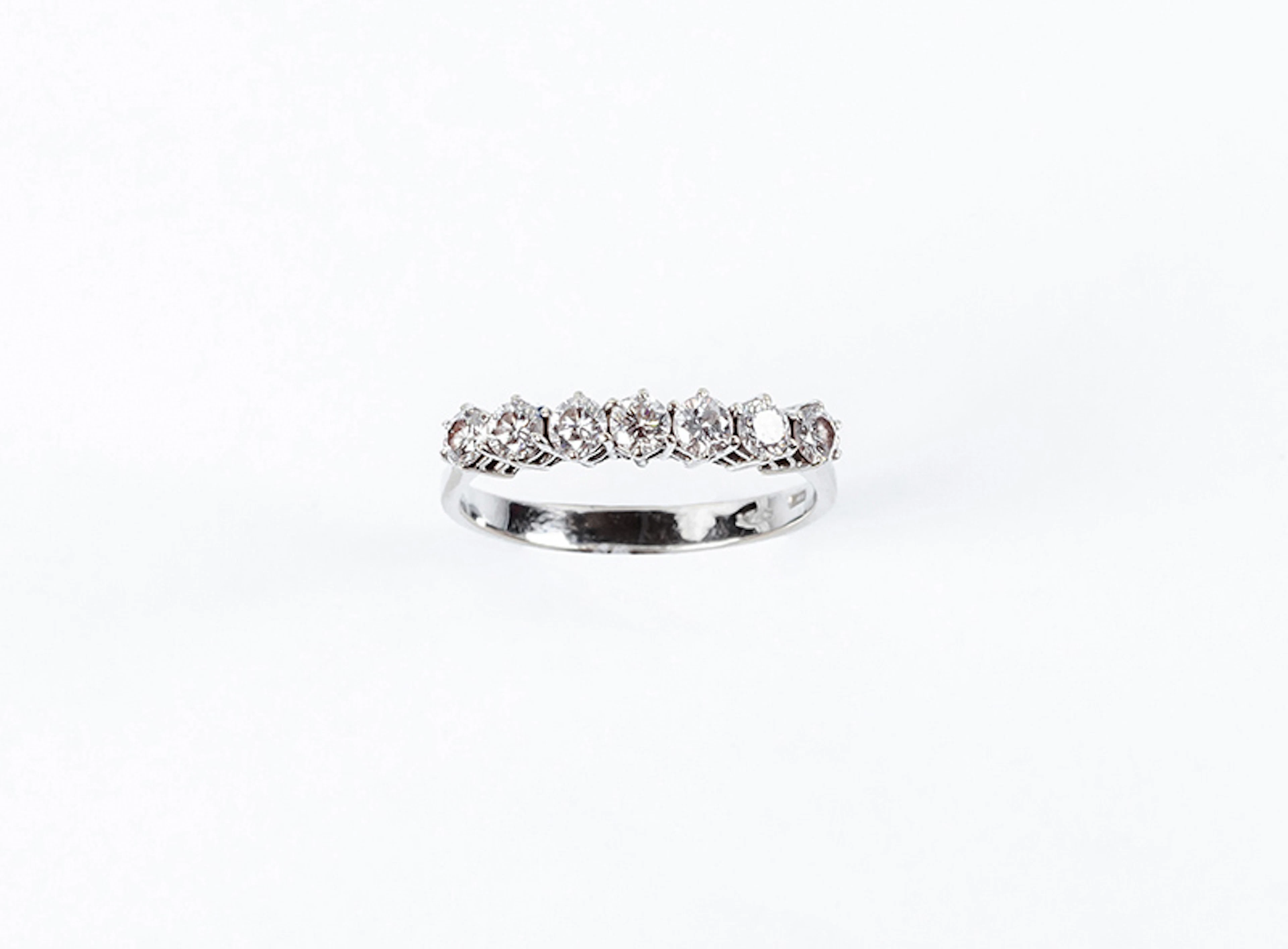 Anillo media alianza vintage en oro blanco 18 K con...