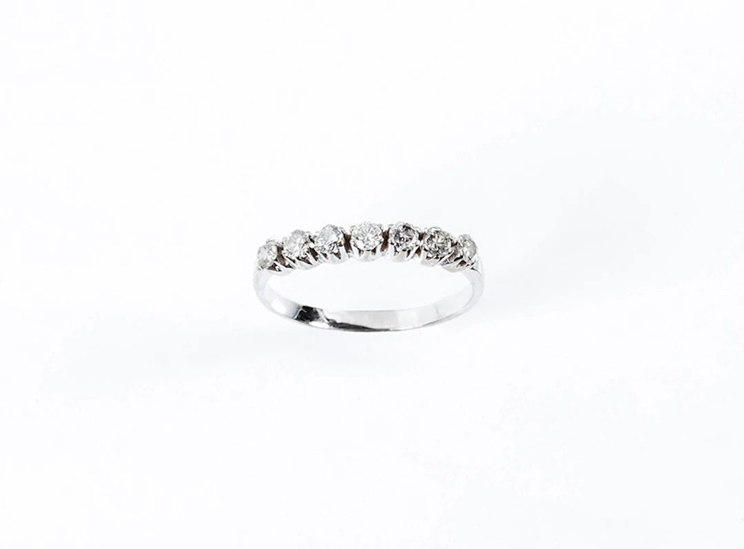 Anillo media alianza en oro blanco 18 K con frente en...