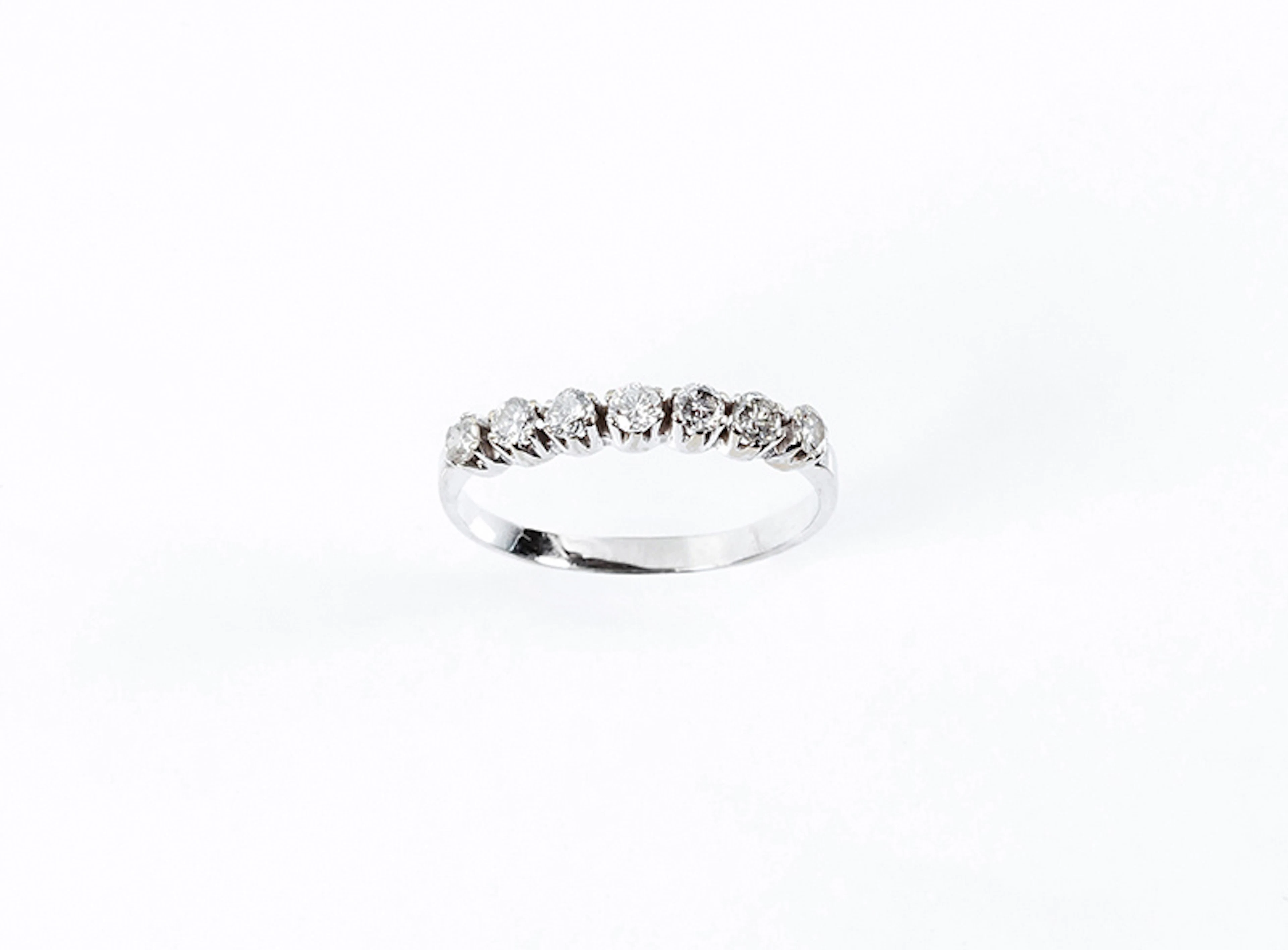 Anillo media alianza en oro blanco 18 K con frente en...