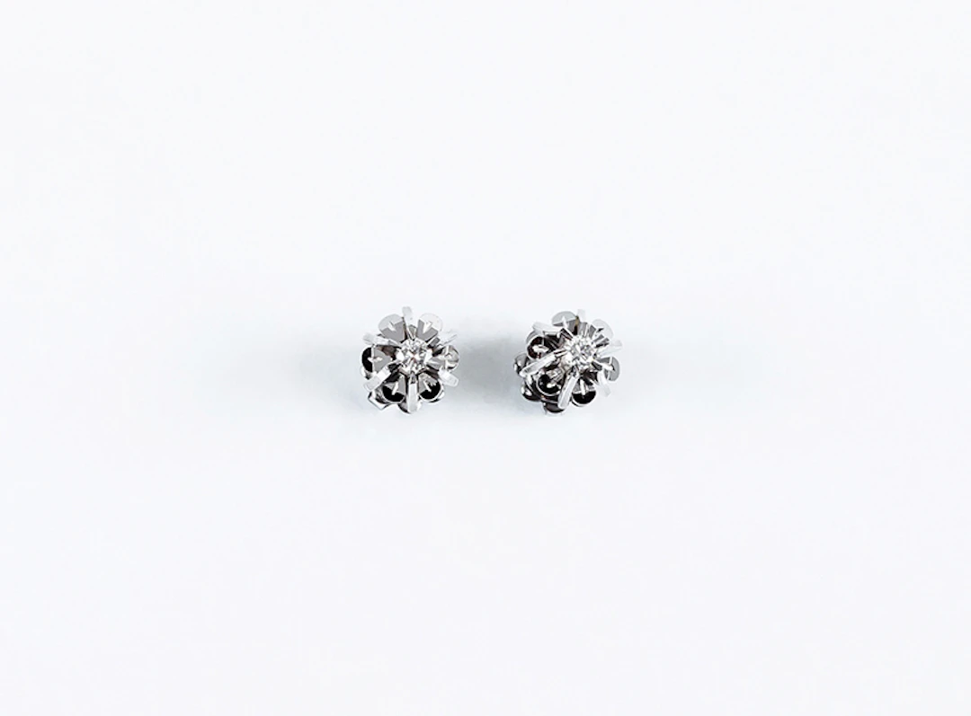 Pendientitos solitarios vintage en oro blanco 18 K