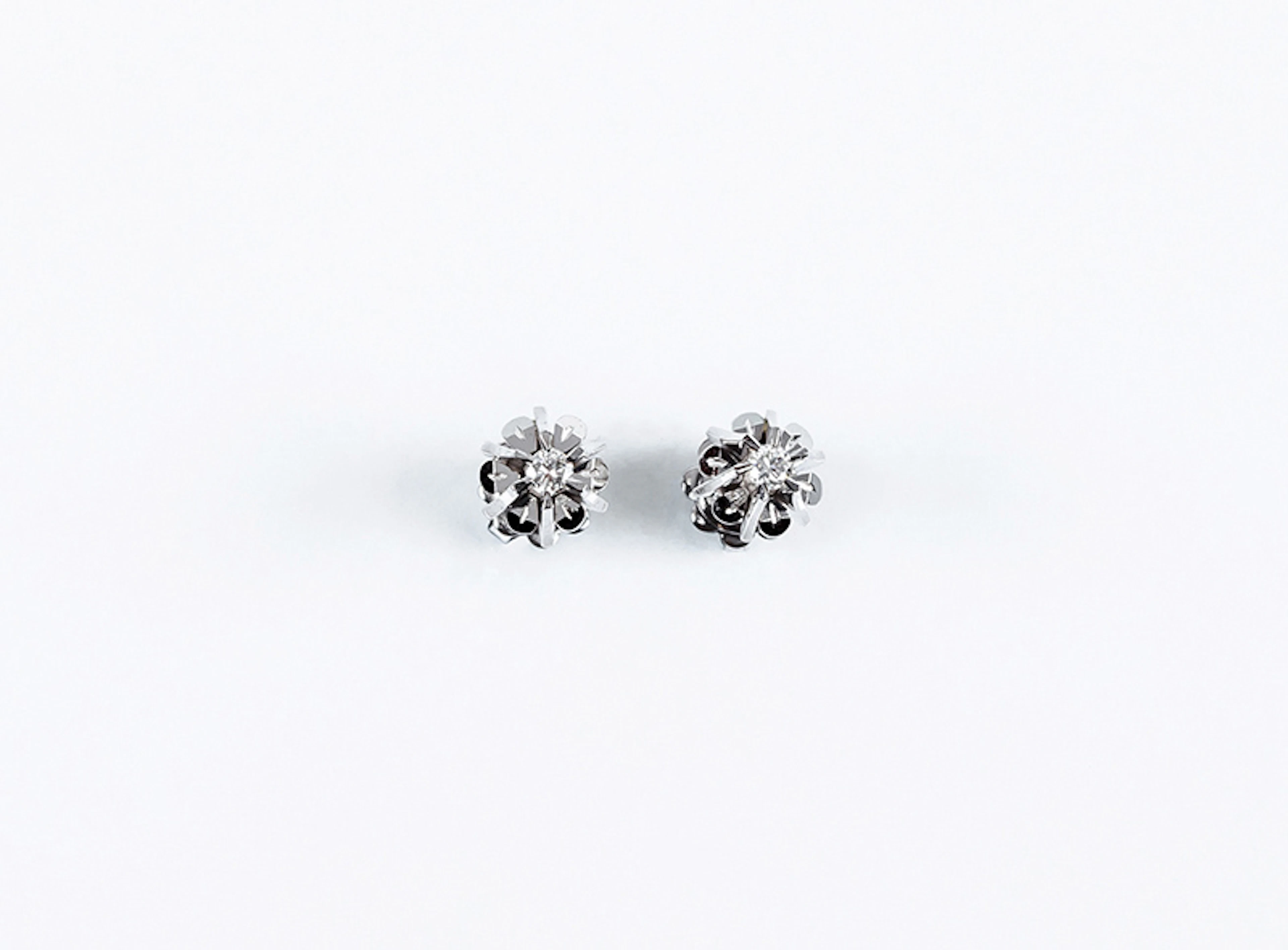 Pendientitos solitarios vintage en oro blanco 18 K