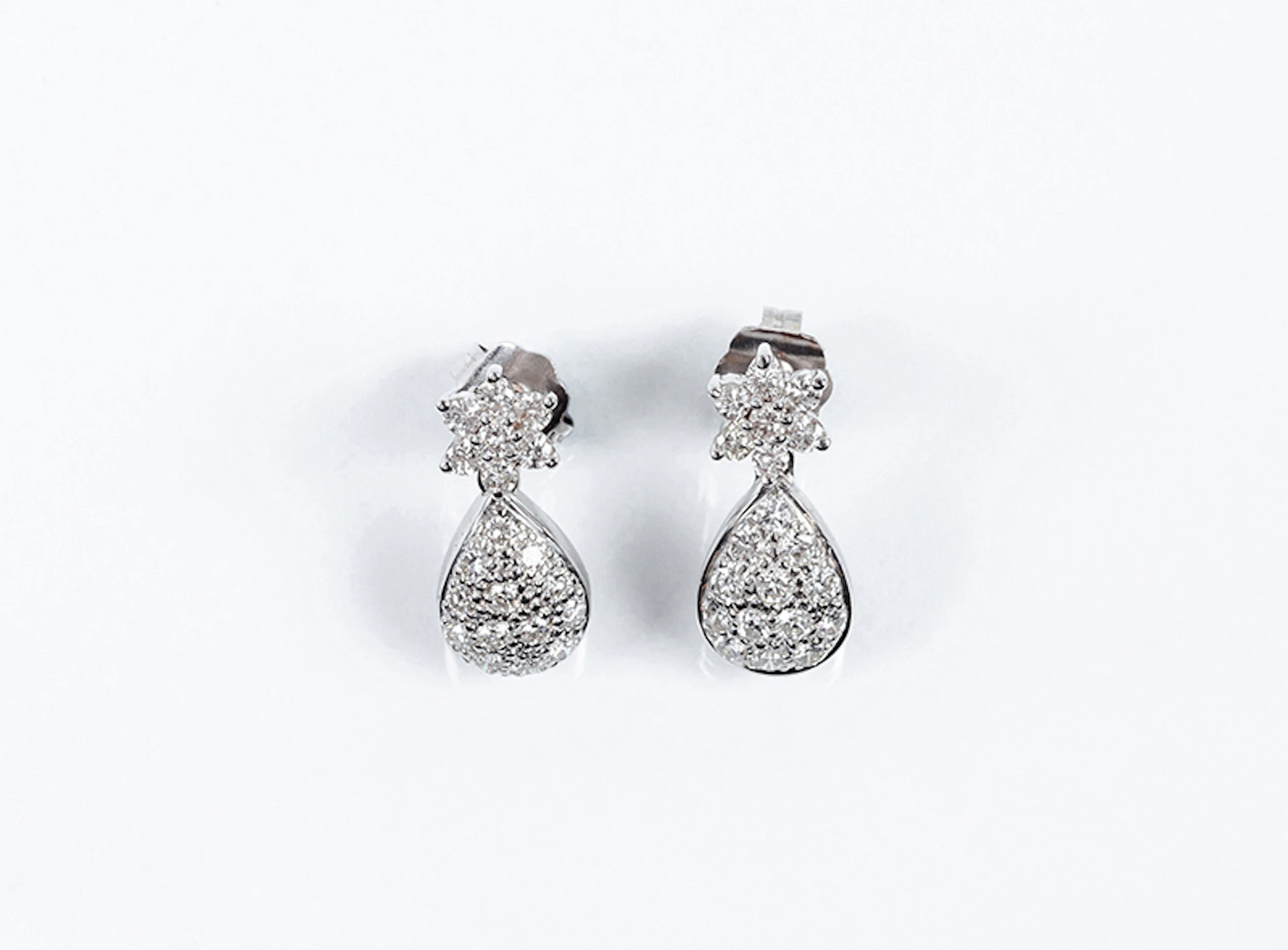 Bonitos pendientes en oro blanco 18 K