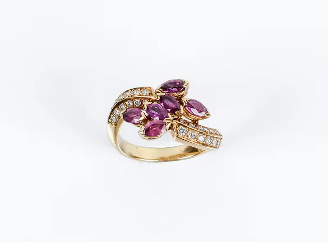 Sortija en oro amarillo 18 K con centro en racimo de...