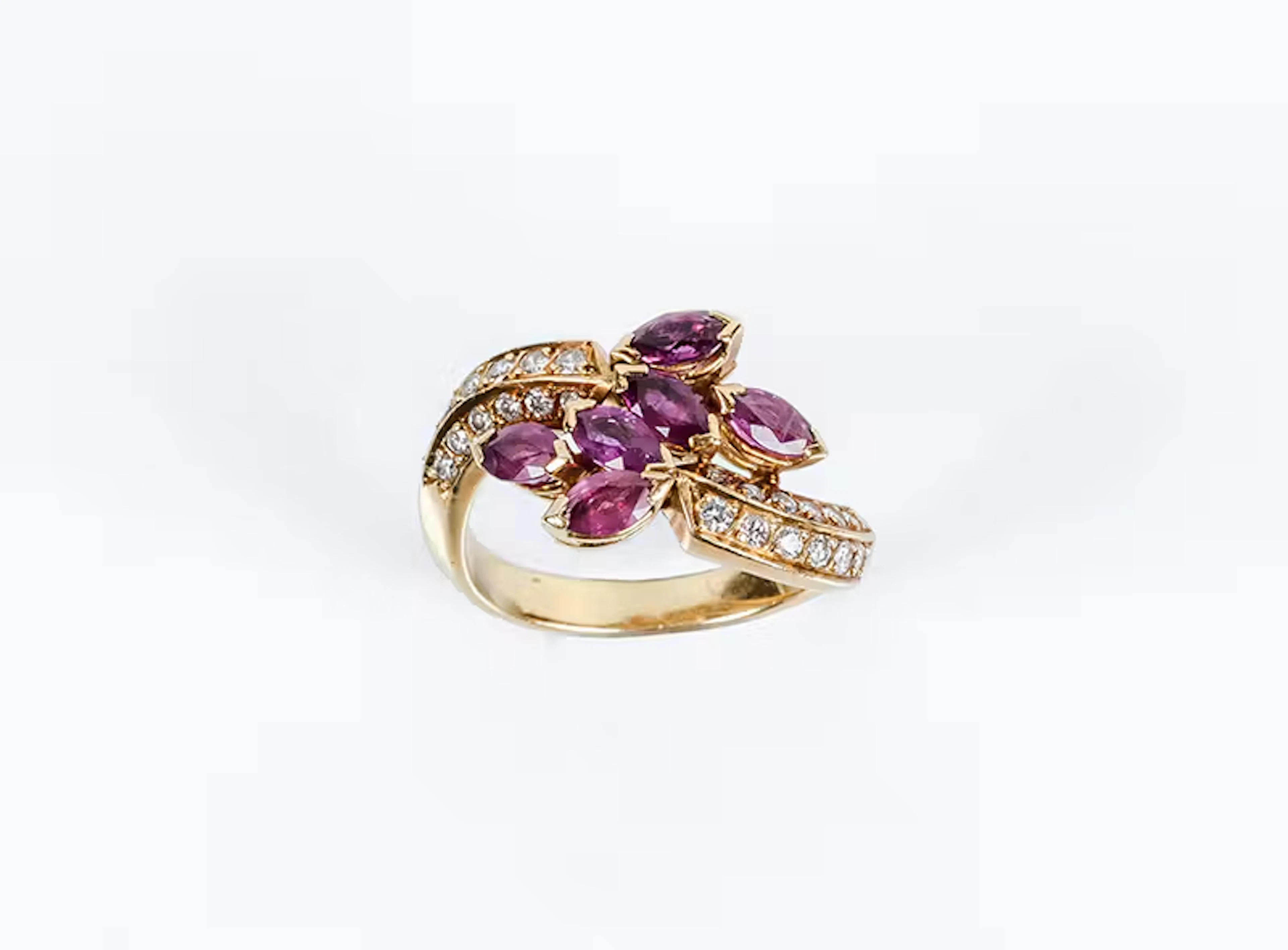 Sortija en oro amarillo 18 K con centro en racimo de...